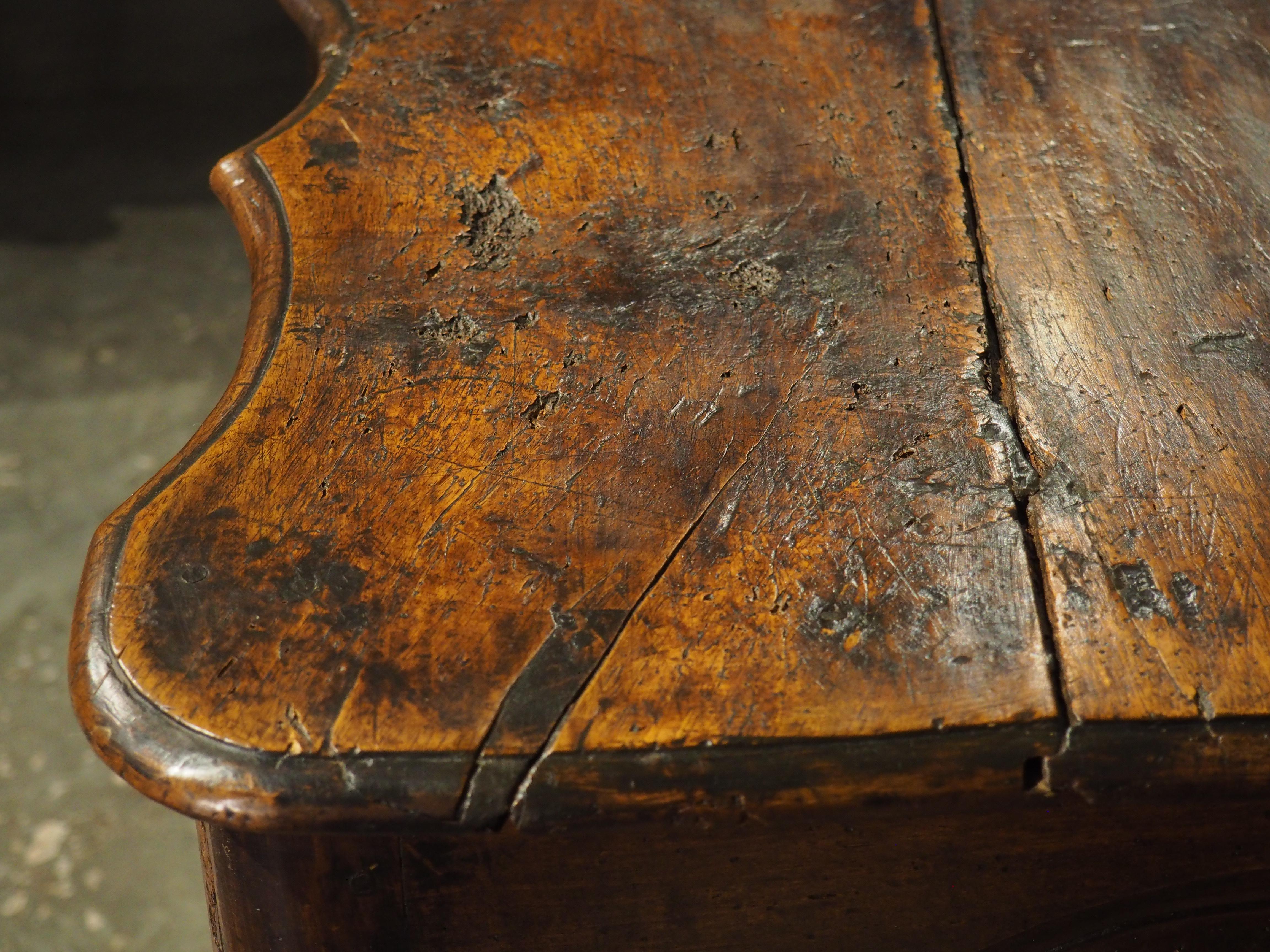 Commode en bois de noyer du 18ème siècle avec nœud papillon, Provence, France en vente 11