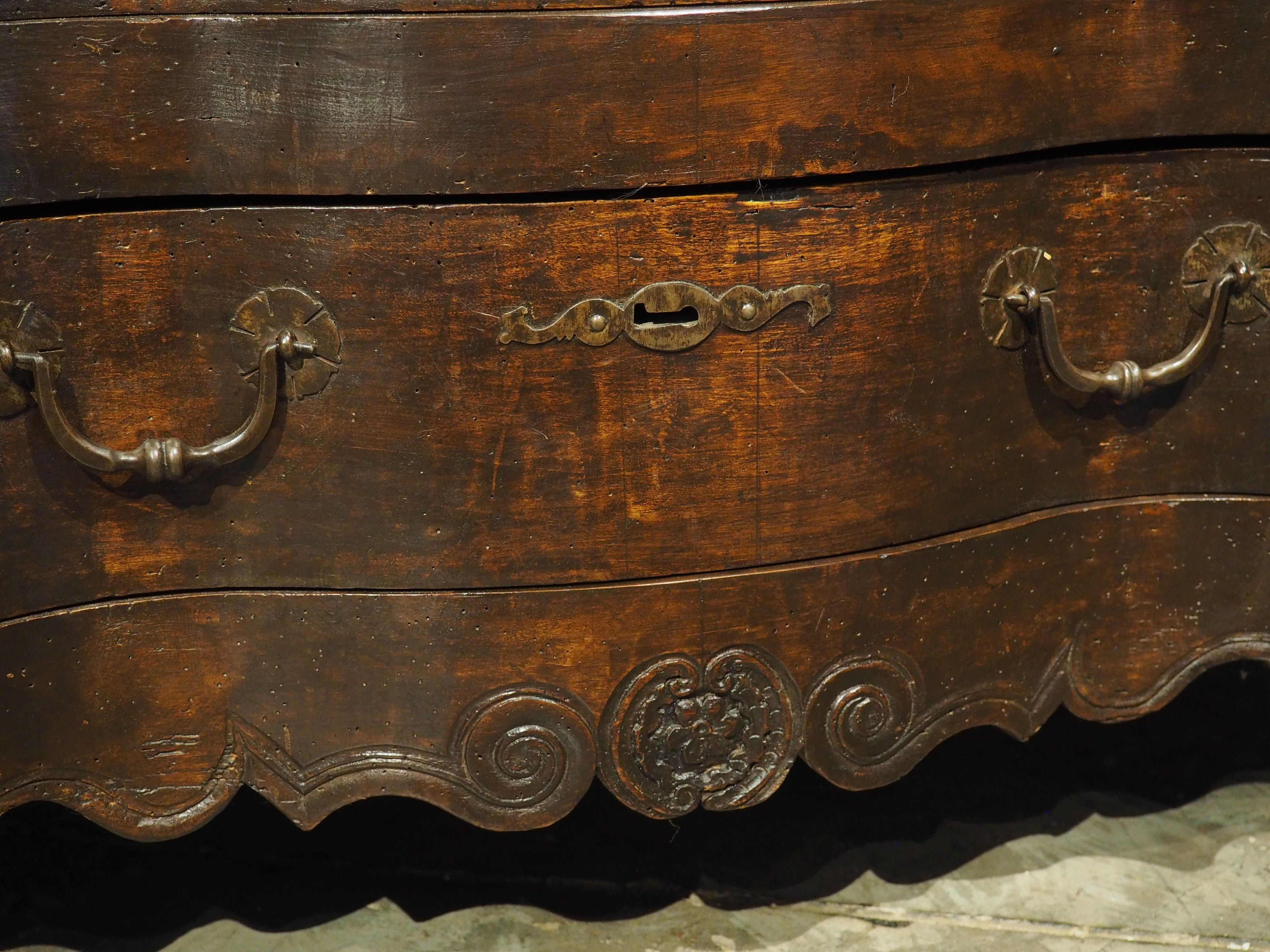 Commode en bois de noyer du 18ème siècle avec nœud papillon, Provence, France en vente 2