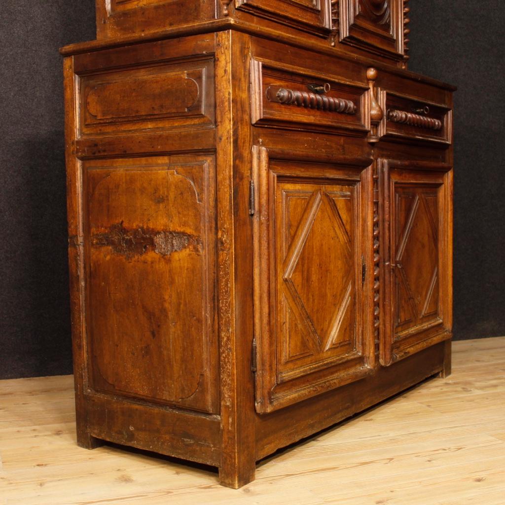 Francese Credenza a doppio corpo in legno di noce francese del XVIII secolo in stile Luigi XIII, 1770 in vendita