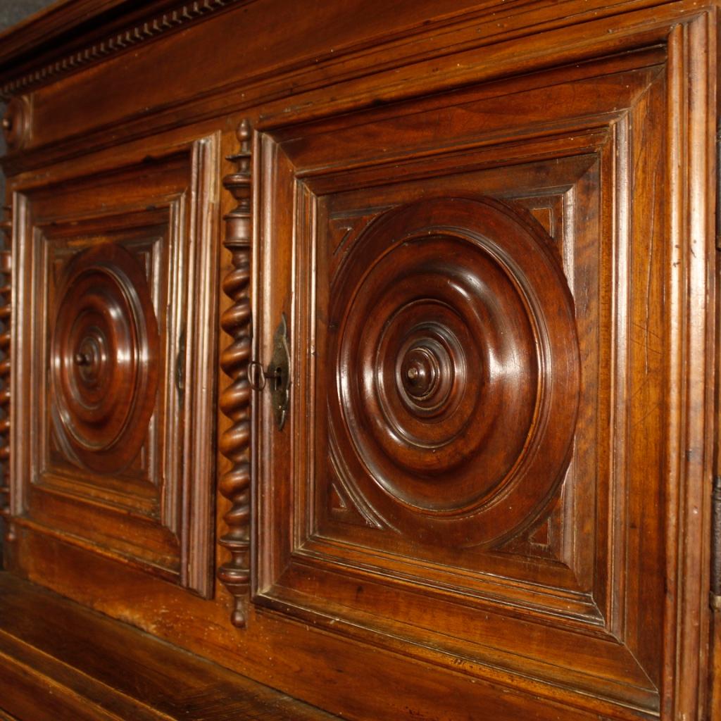 Credenza a doppio corpo in legno di noce francese del XVIII secolo in stile Luigi XIII, 1770 in vendita 4