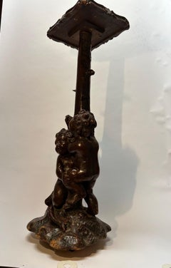 Gueridon italien du 18e siècle en Wood Wood noyer avec Puttis