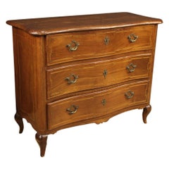 commode ancienne Louis XV italienne en bois de noyer du 18ème siècle:: 1750