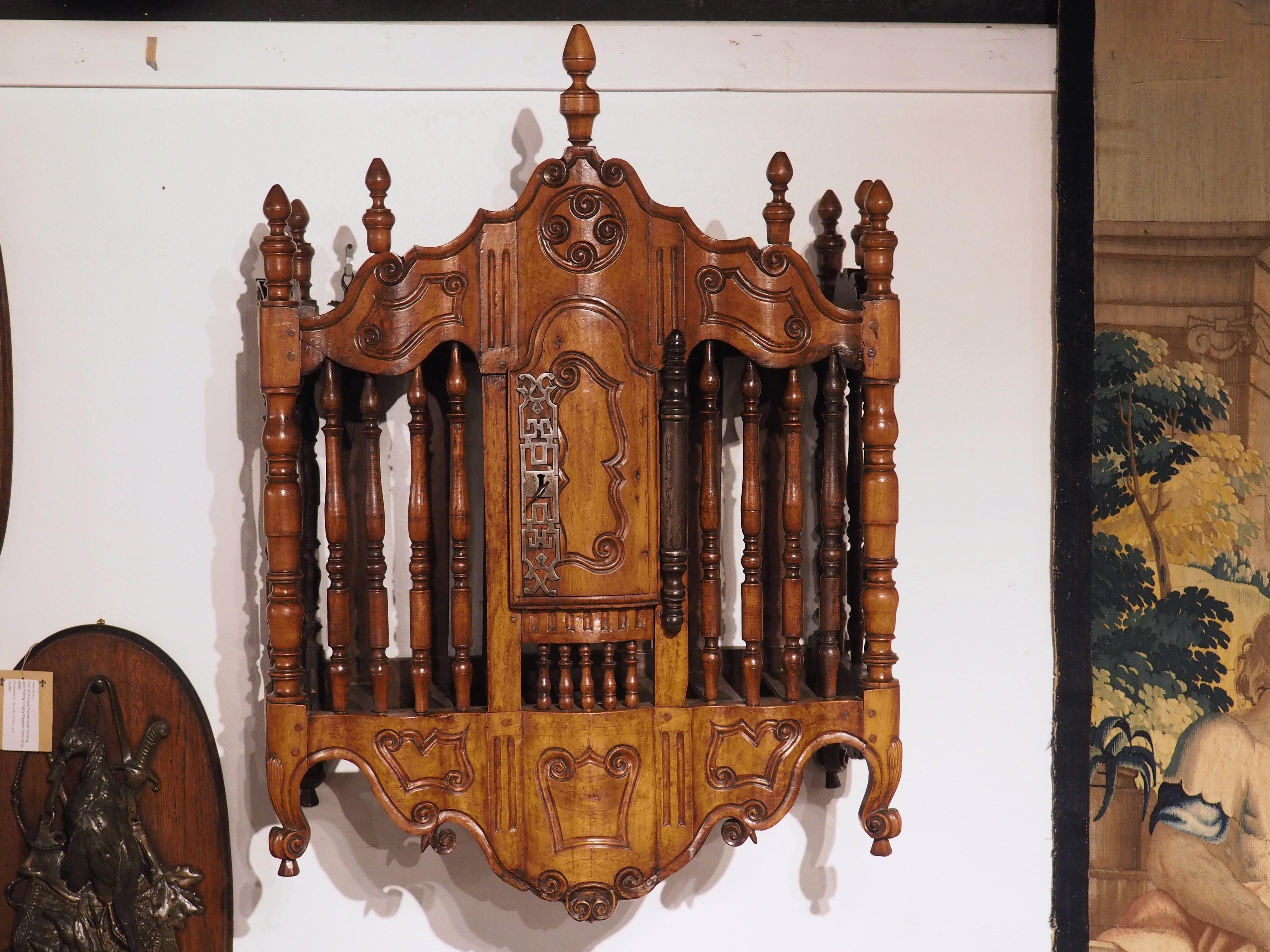 Diese um 1760 in Fourques aus Nussbaum handgeschnitzte Panetiere ist wohl eines der bekanntesten Möbelstücke aus der historischen französischen Provinz Provence. Die gedrechselten Baluster, die den größten Teil der Vorderseite und der Seiten