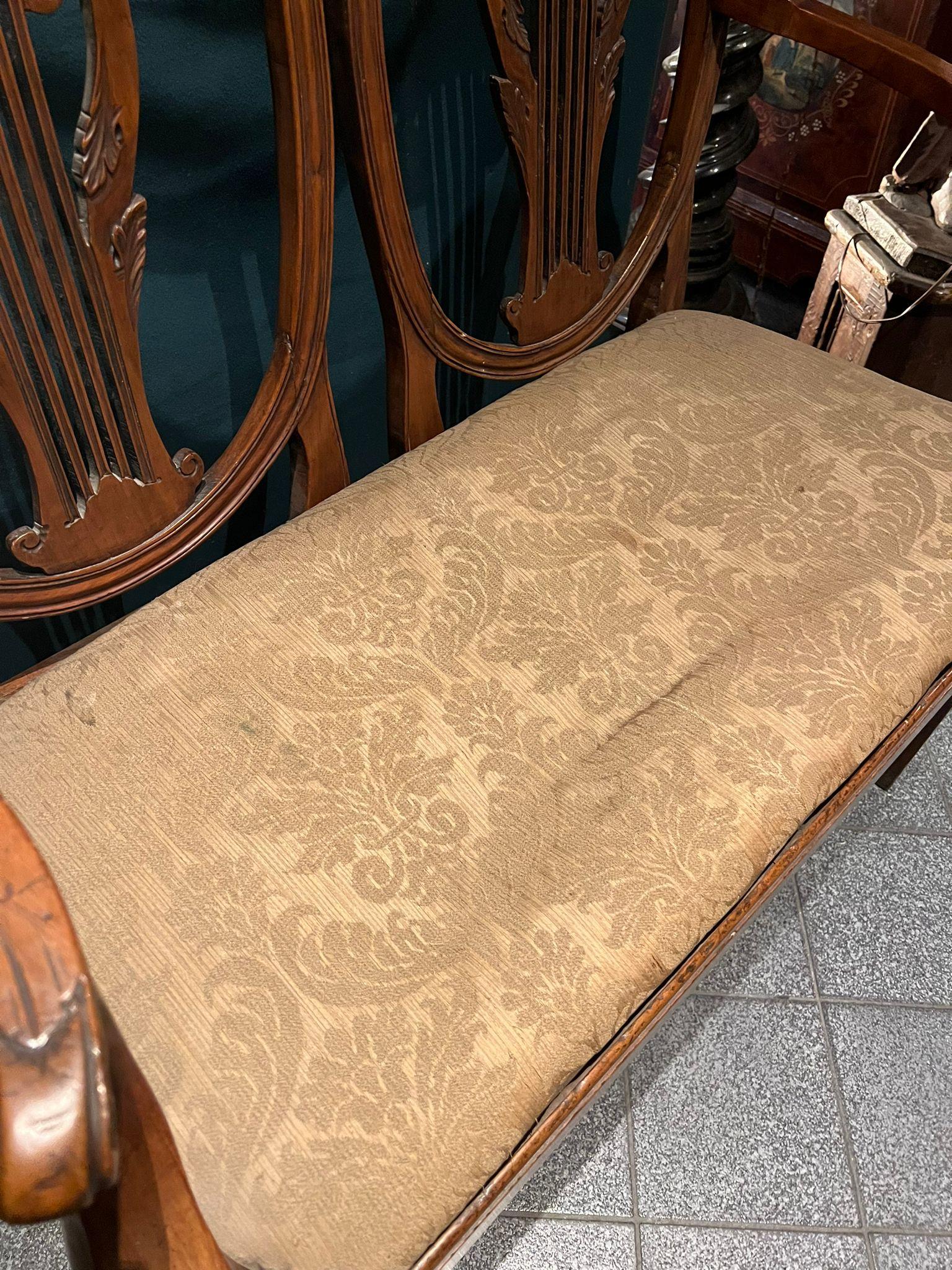 18th century walnut wood sofa  For Sale 2