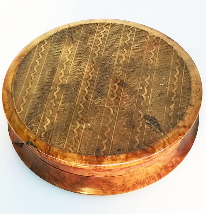 Tabatière en bois de noyer du 18ème siècle, « Le Patre ». Bon état - En vente à Delft, NL