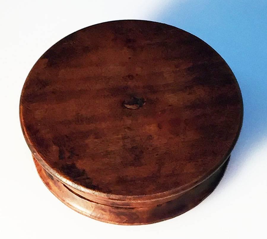 18th Century Walnut Wooden Snuffbox In Good Condition For Sale In Delft, NL