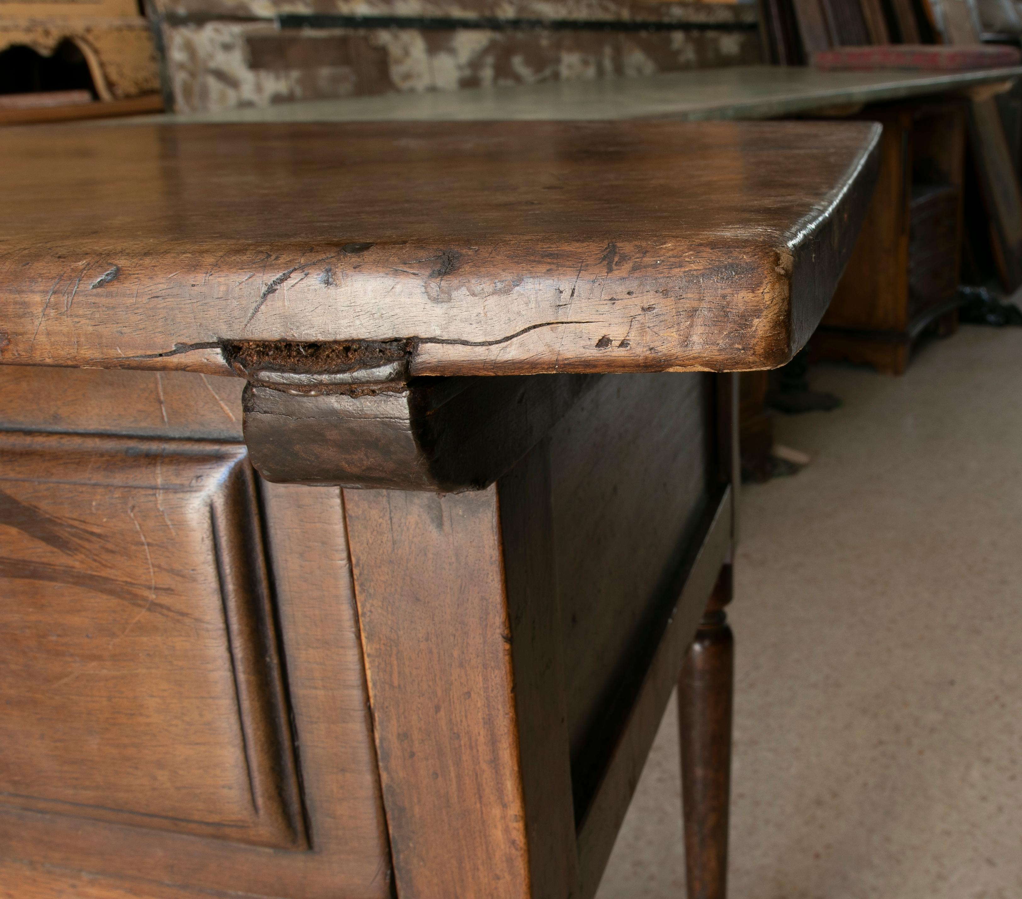 Table à écrire du XVIIIe siècle en noyer avec deux tiroirs et accessoires anciens en vente 6