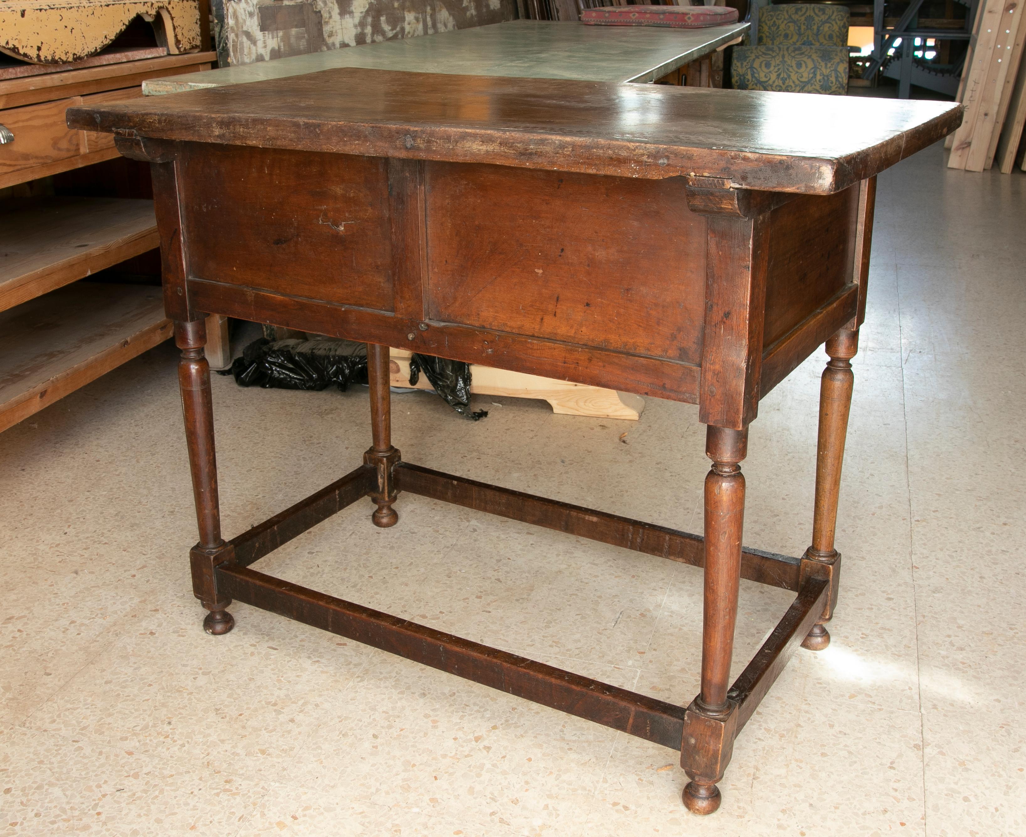 Table à écrire du XVIIIe siècle en noyer avec deux tiroirs et accessoires anciens Bon état - En vente à Marbella, ES
