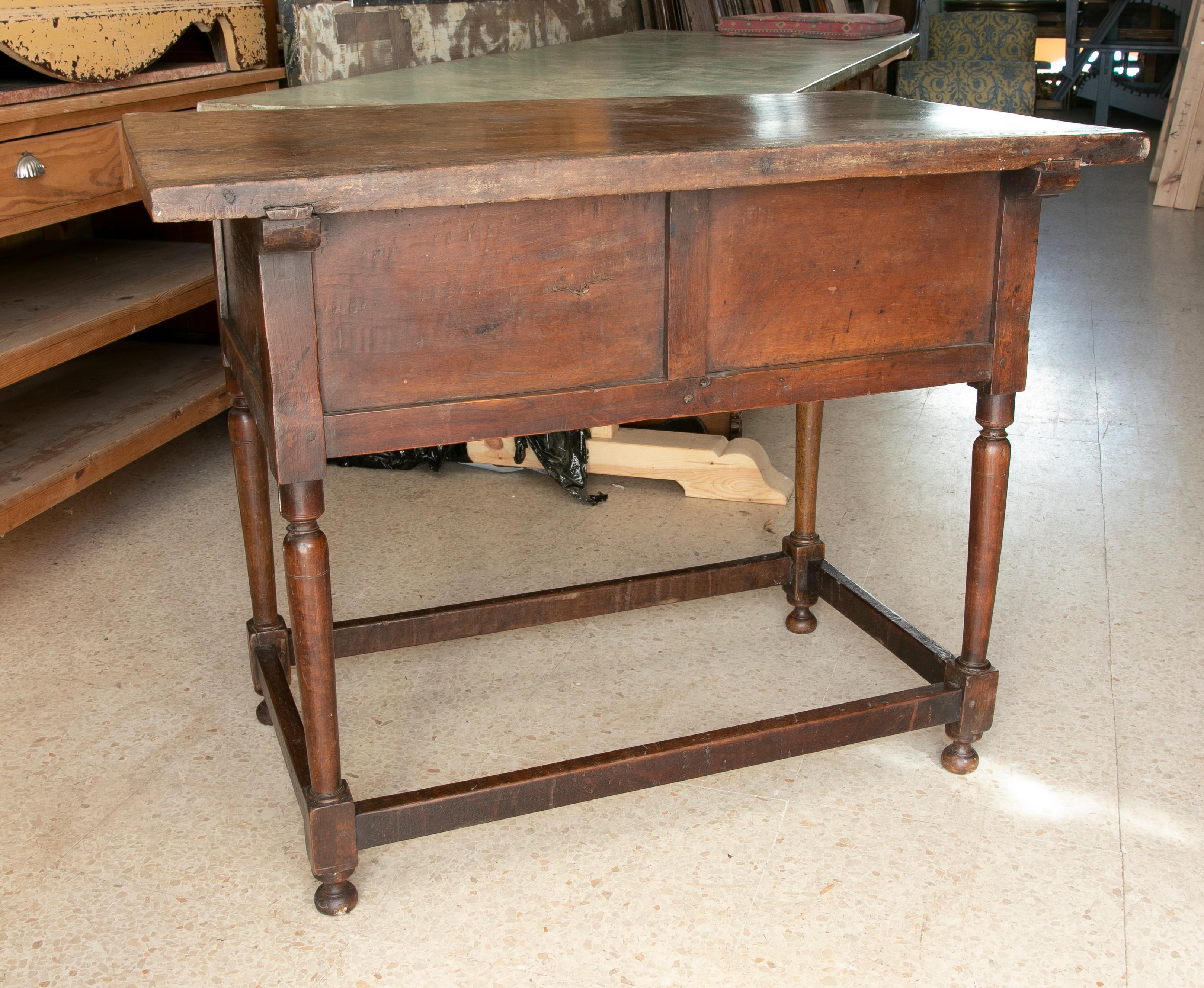 Noyer Table à écrire du XVIIIe siècle en noyer avec deux tiroirs et accessoires anciens en vente
