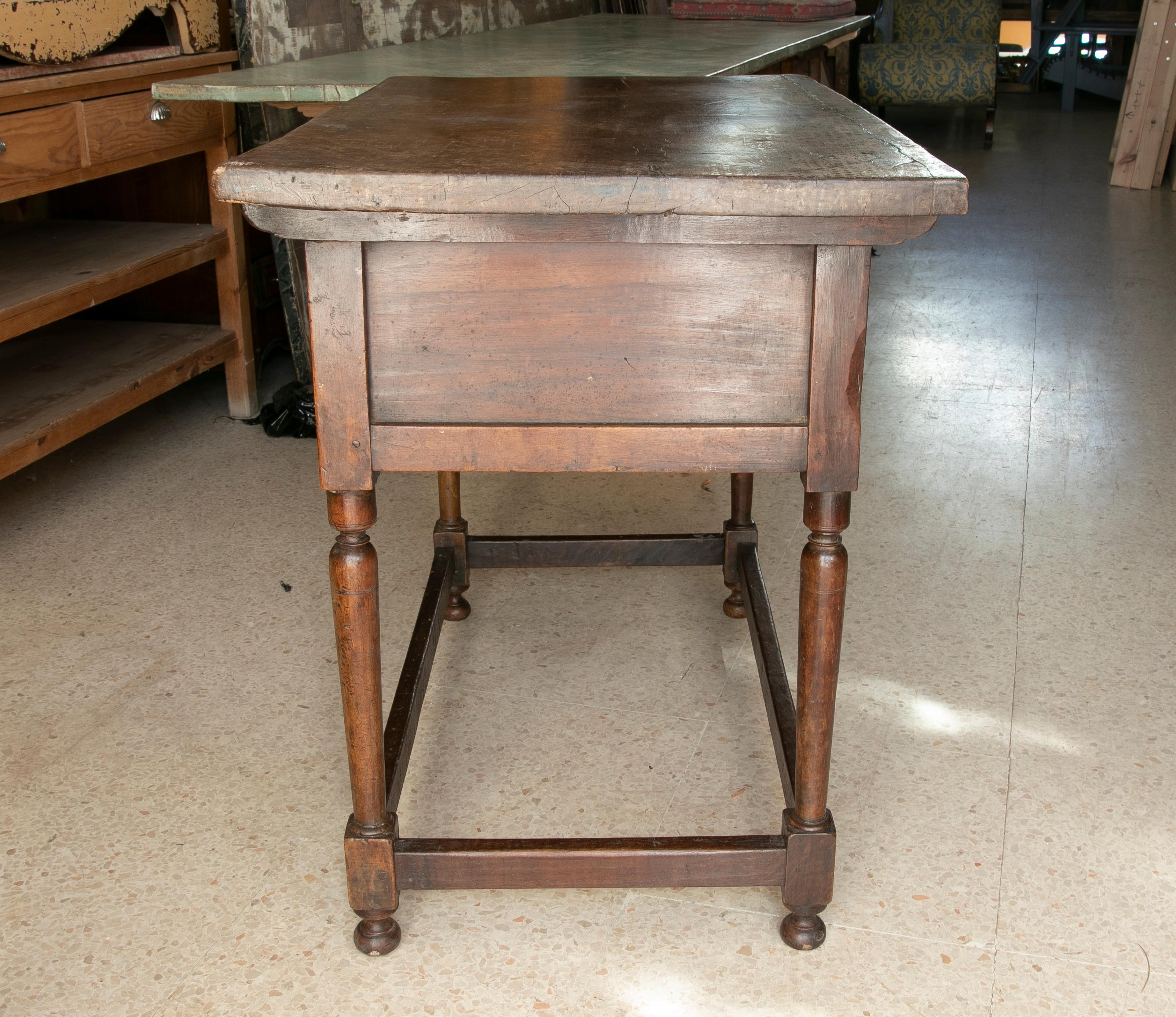 Table à écrire du XVIIIe siècle en noyer avec deux tiroirs et accessoires anciens en vente 1