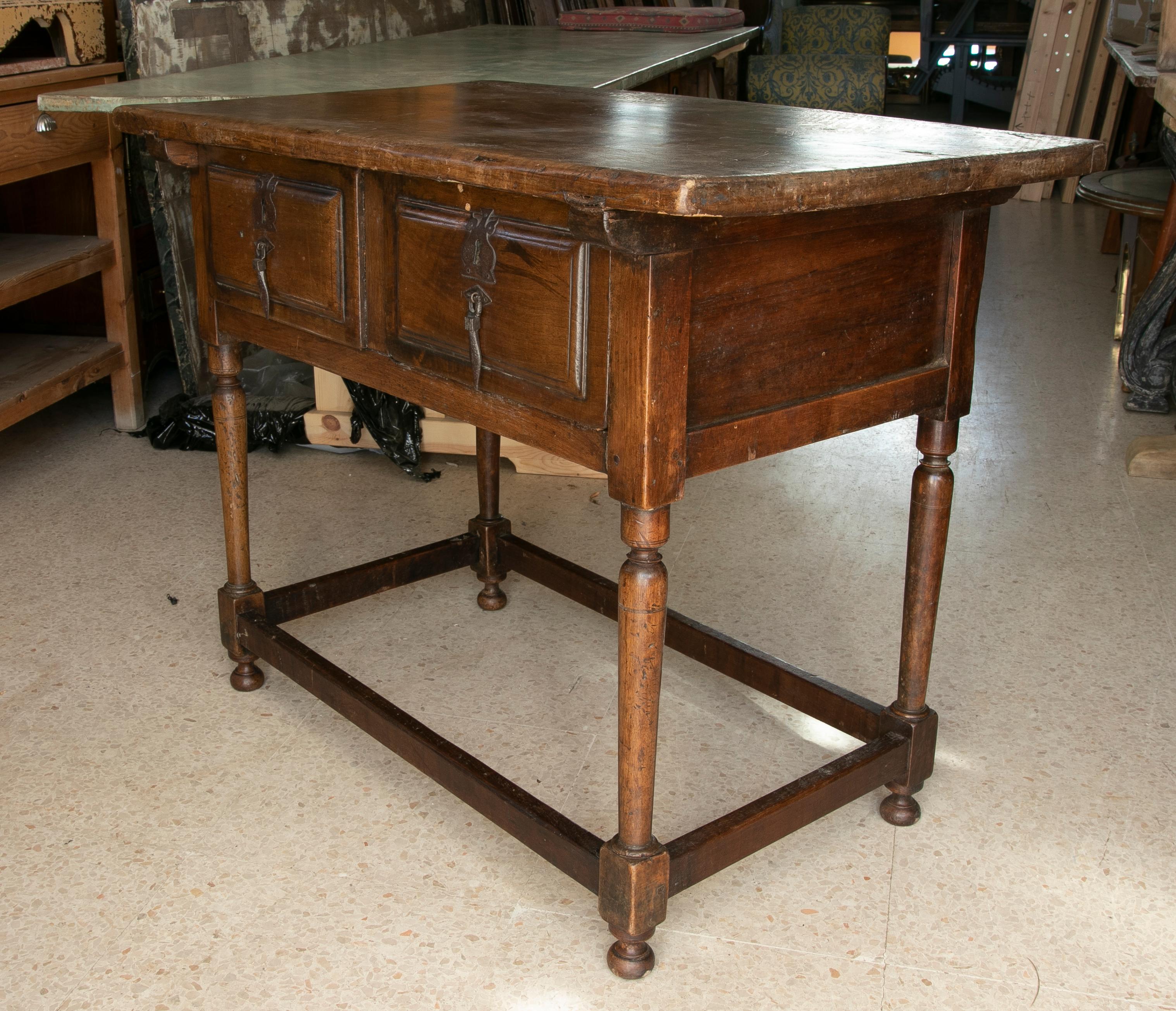 Table à écrire du XVIIIe siècle en noyer avec deux tiroirs et accessoires anciens en vente 2