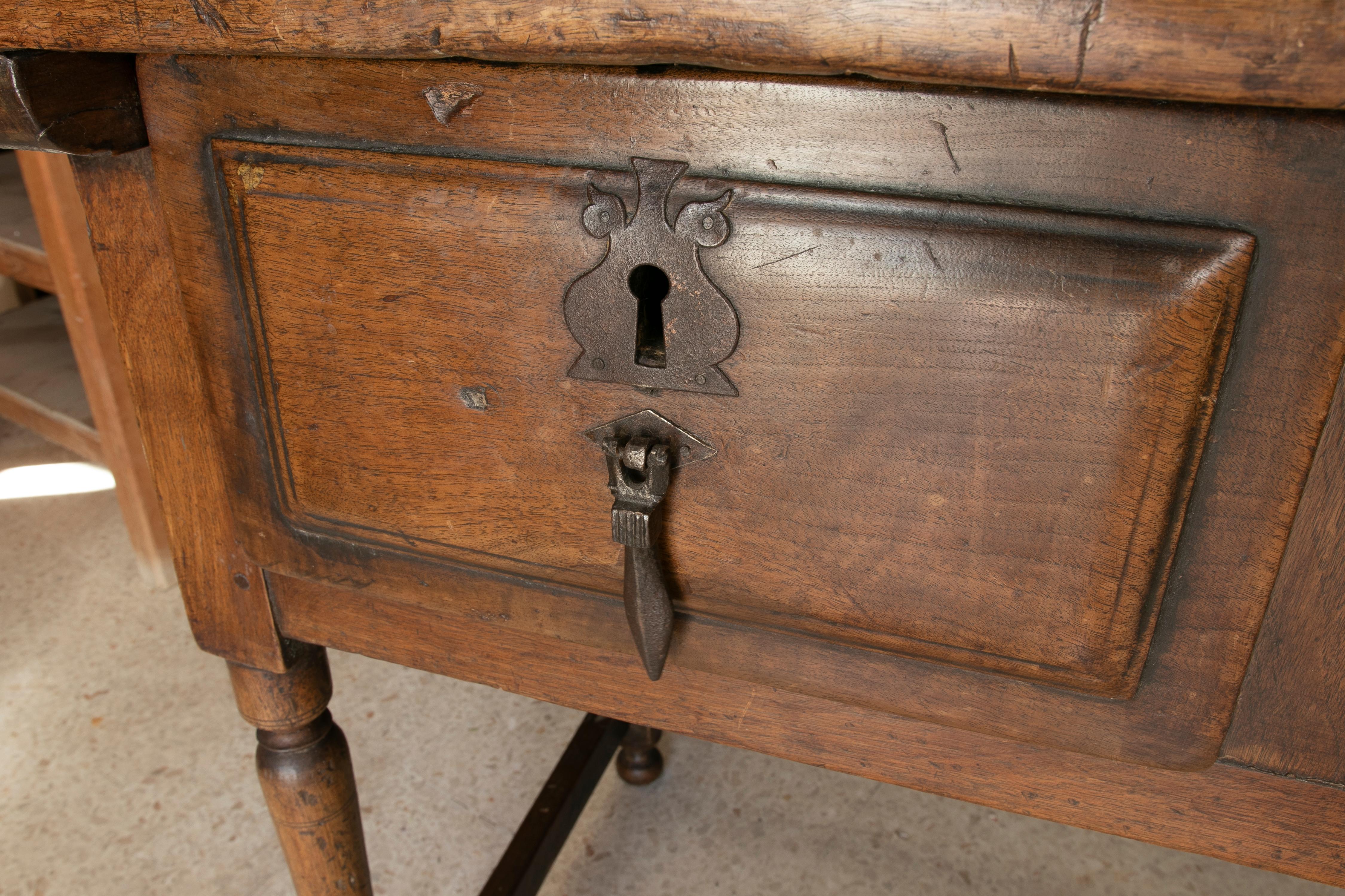 Table à écrire du XVIIIe siècle en noyer avec deux tiroirs et accessoires anciens en vente 3