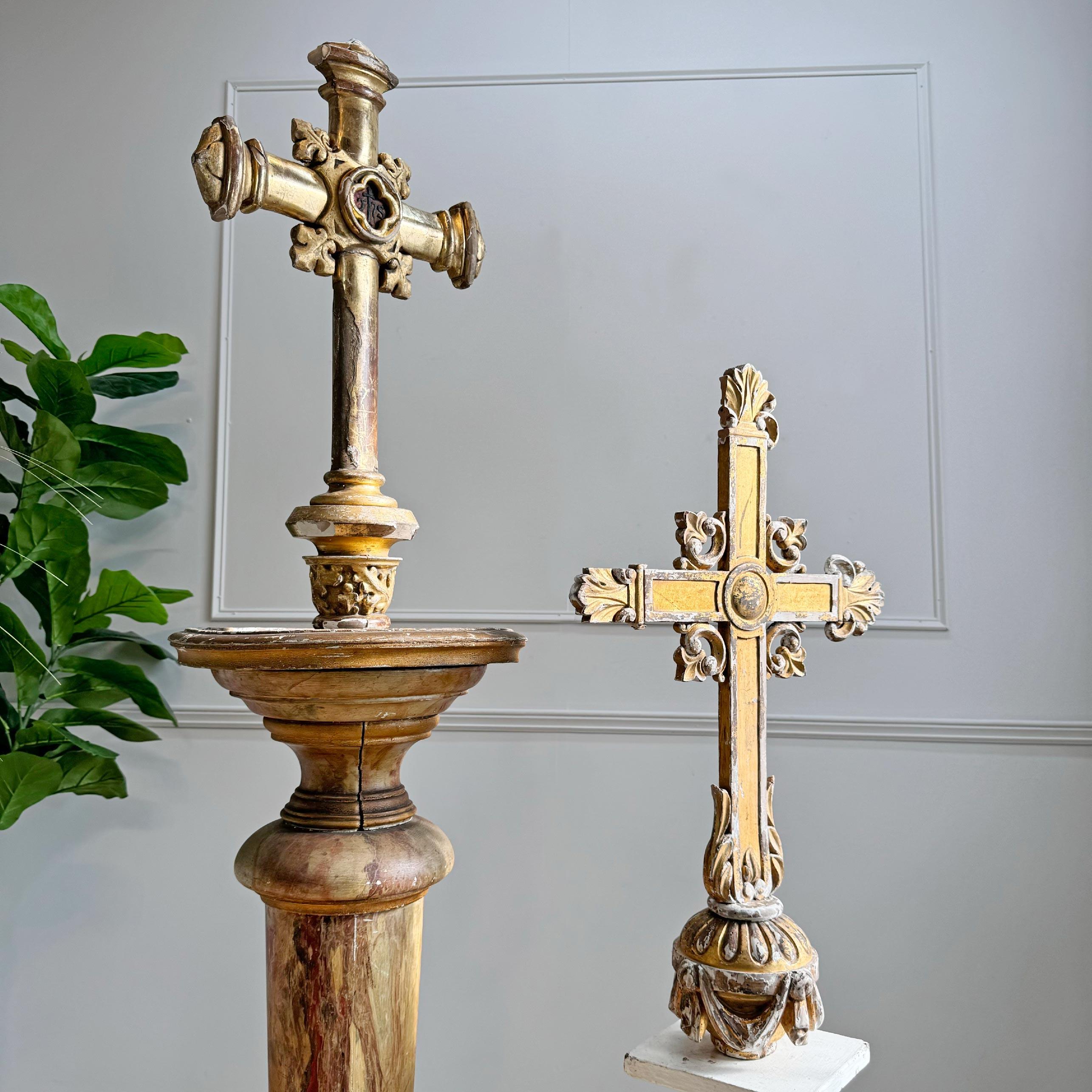 Croix de procession du 18e siècle dorée à l'eau avec broderie IHS en vente 3