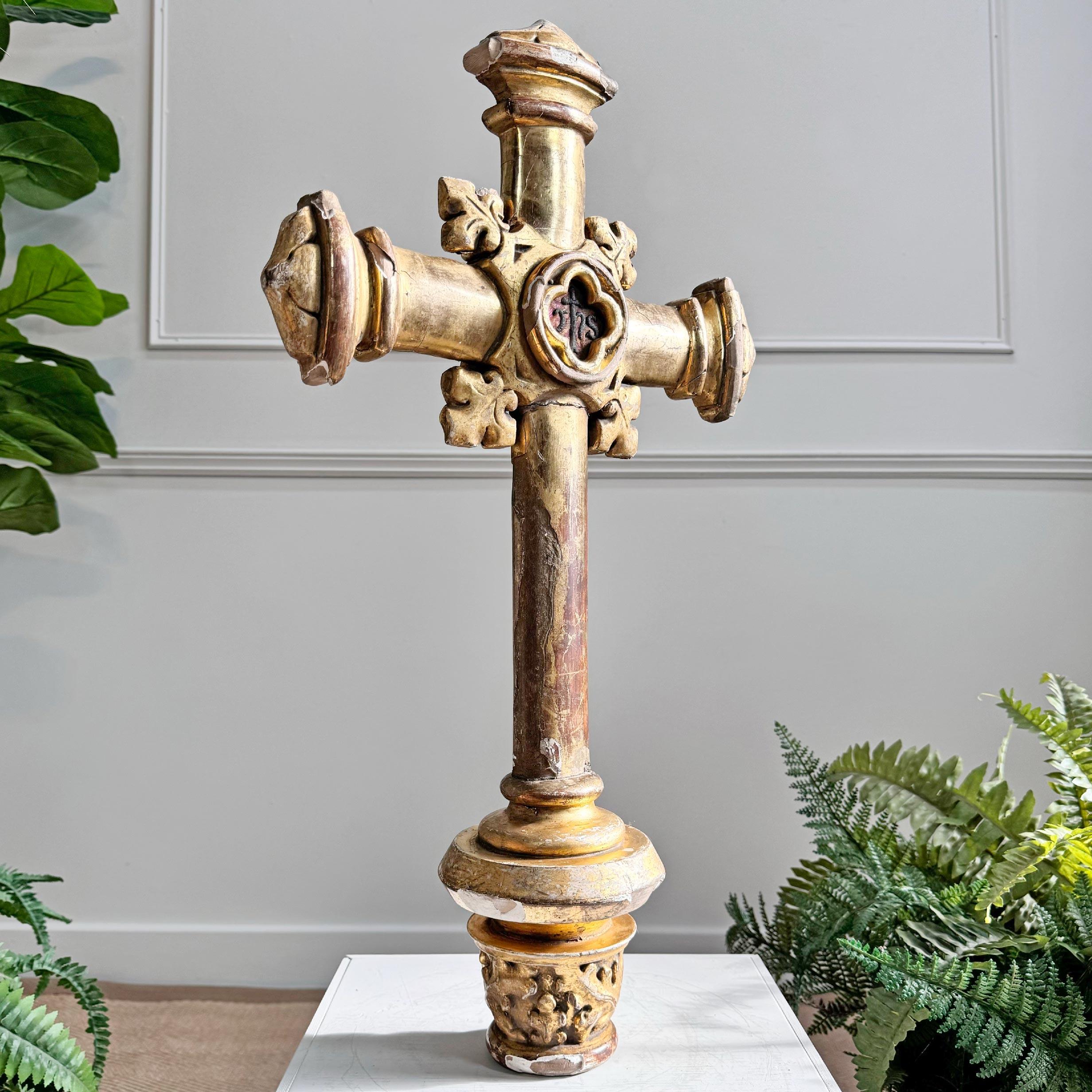 Magnifique croix de procession baroque du XVIIIe siècle, dorée à l'eau, avec panneaux IHS brodés.



Patine d'usage, gesso sur bois.



Hauteur 61 cm, Largeur 37 cm, Profondeur 13 cm
