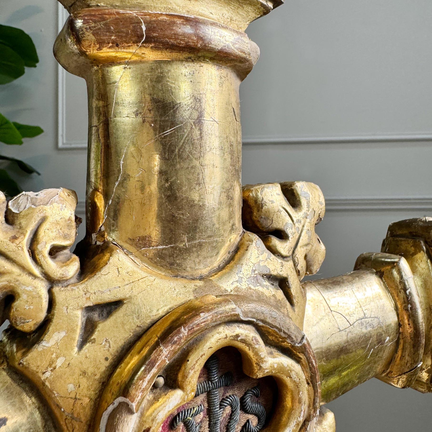 Baroque Croix de procession du 18e siècle dorée à l'eau avec broderie IHS en vente
