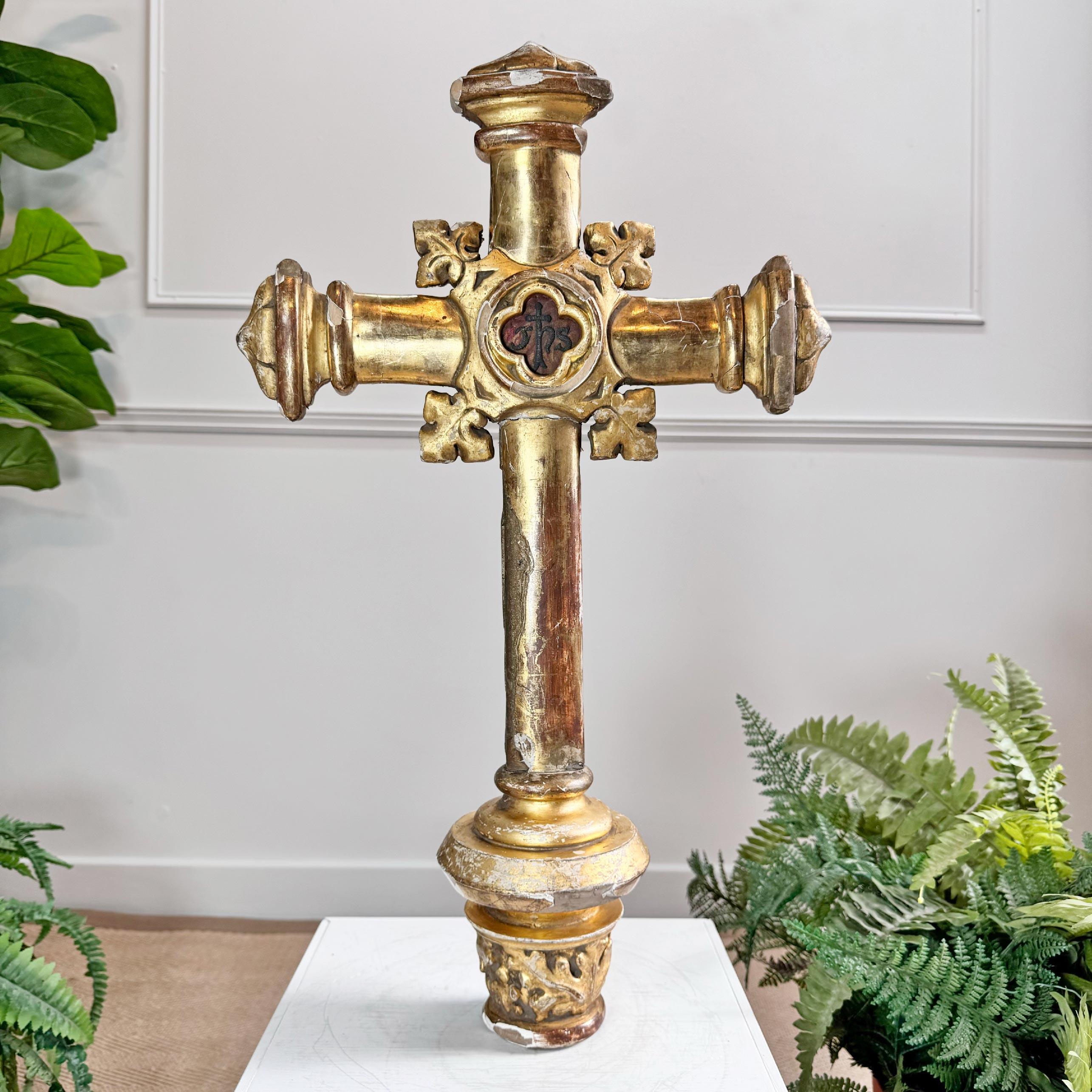 italien Croix de procession du 18e siècle dorée à l'eau avec broderie IHS en vente