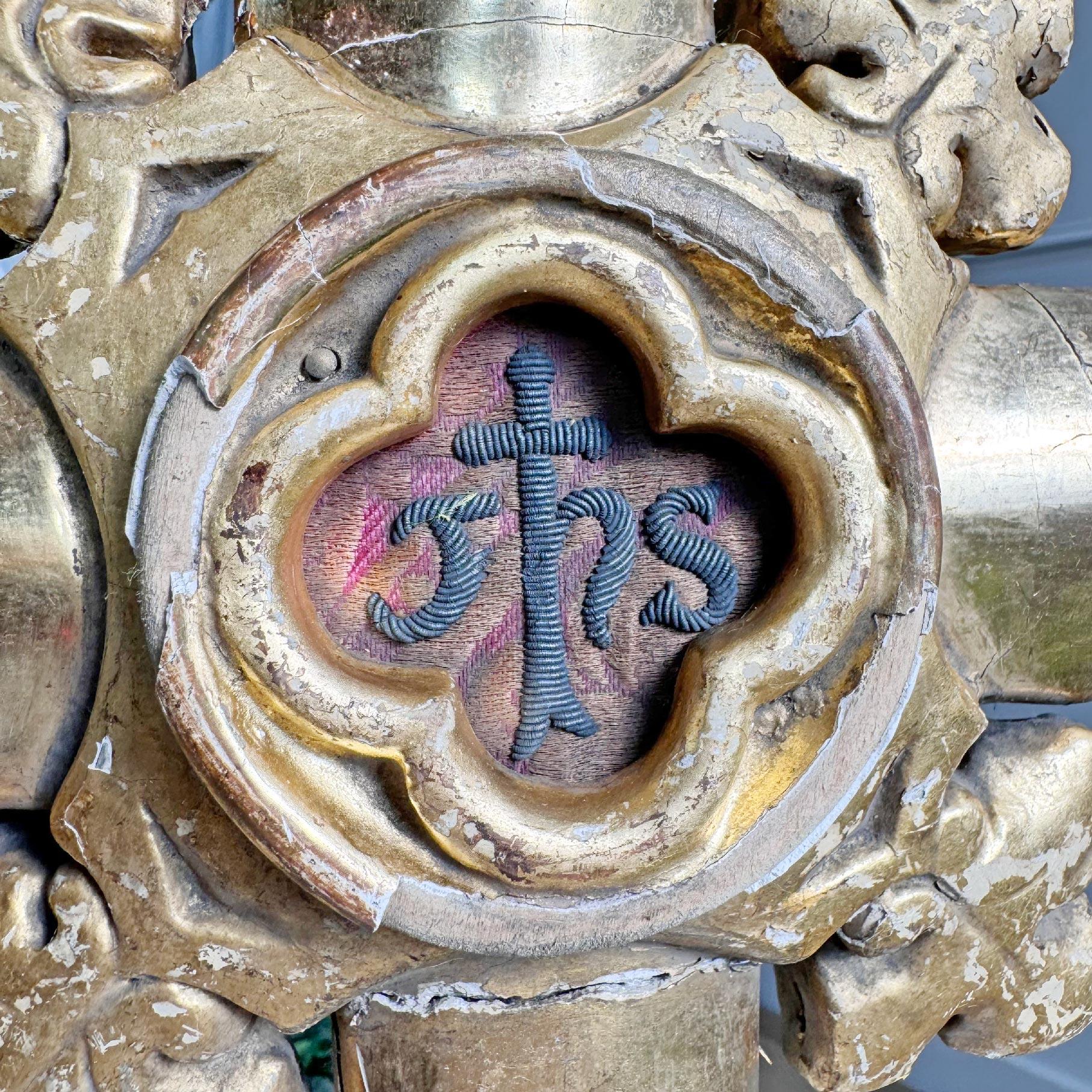 Doré Croix de procession du 18e siècle dorée à l'eau avec broderie IHS en vente