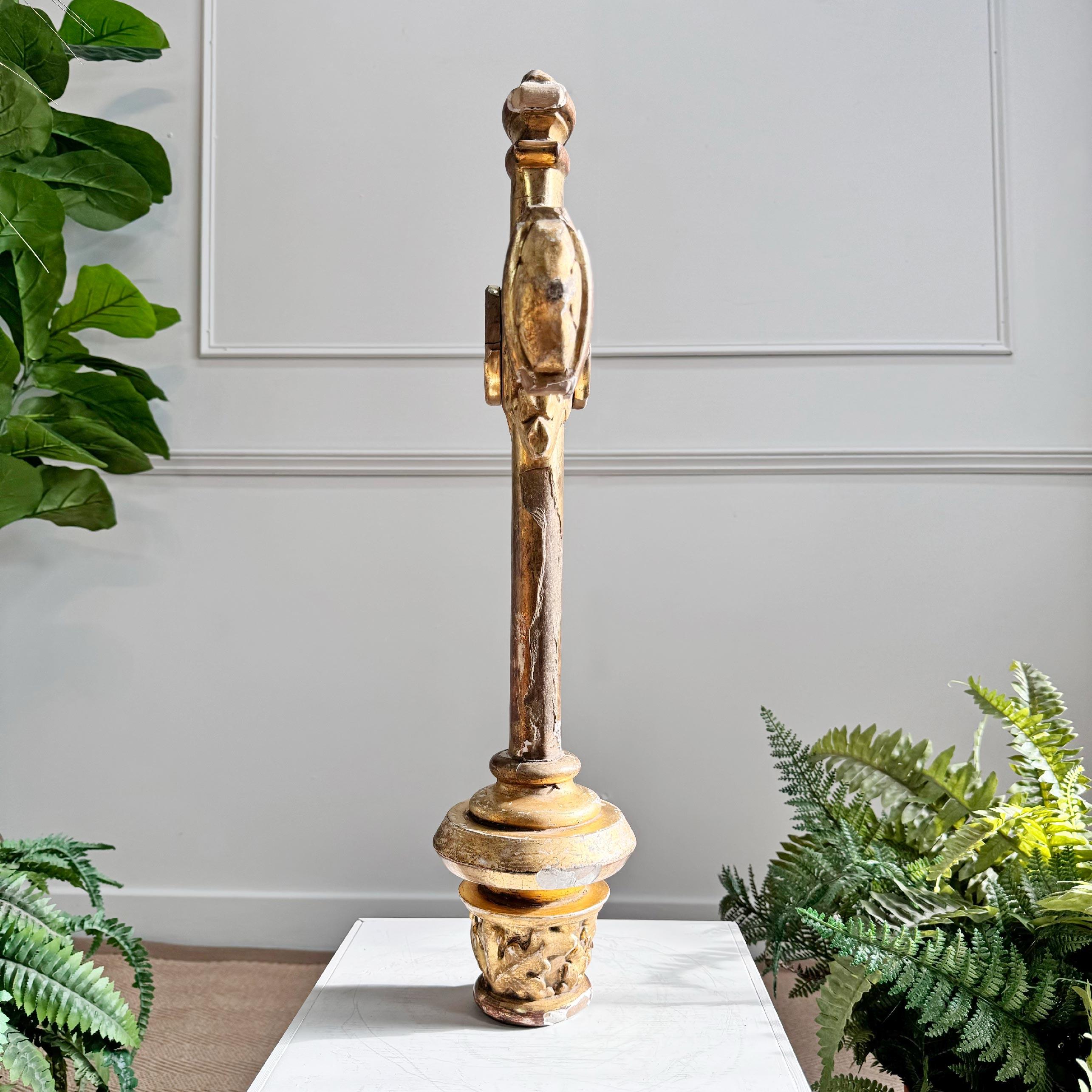 Gesso Croix de procession du 18e siècle dorée à l'eau avec broderie IHS en vente