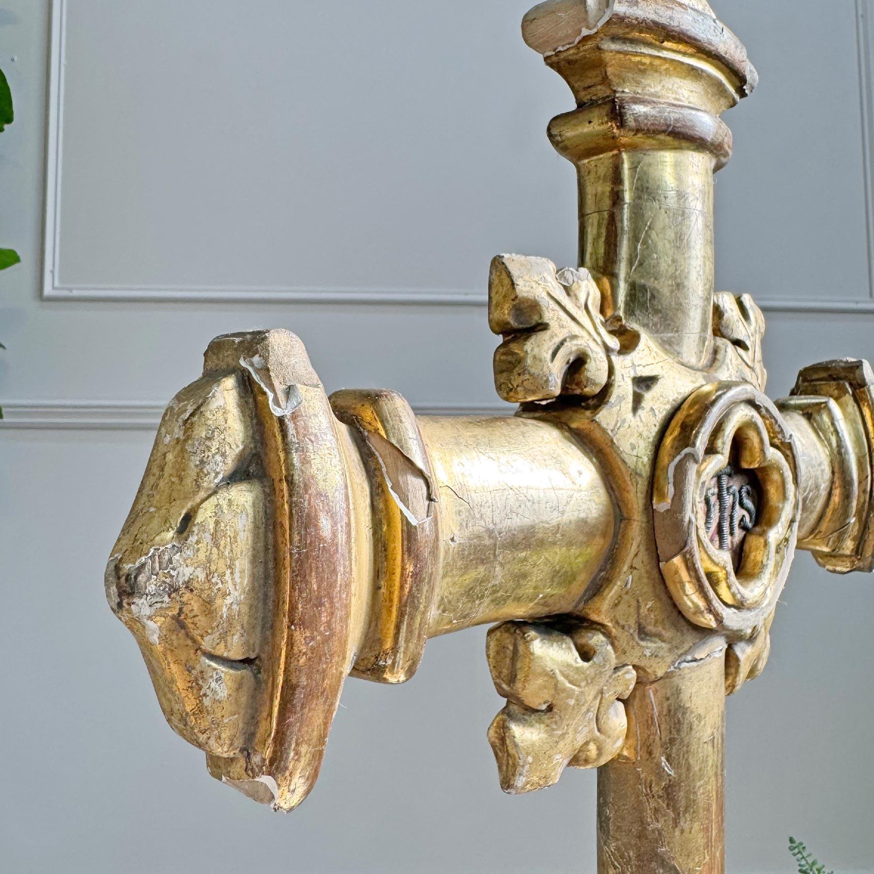 Croix de procession du 18e siècle dorée à l'eau avec broderie IHS en vente 1