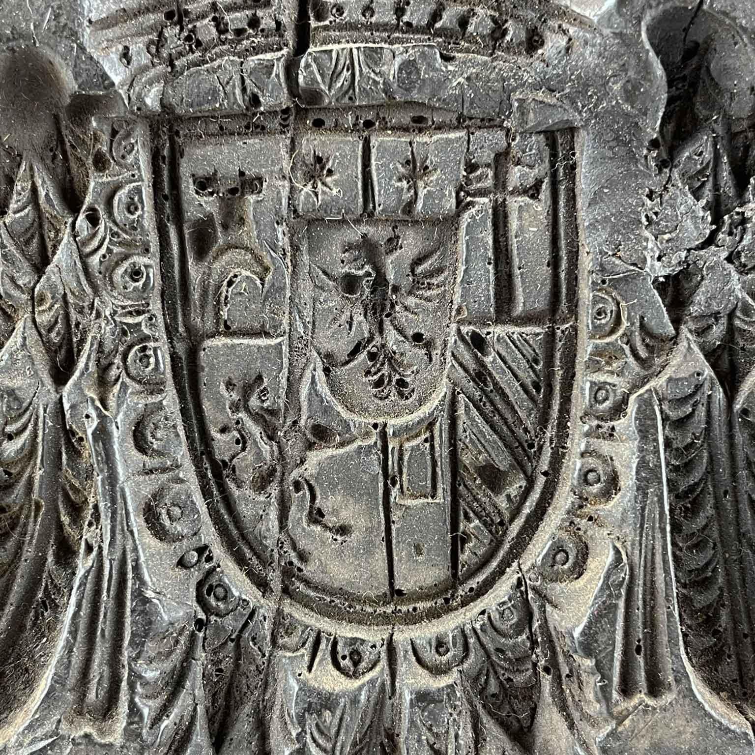 18th century dark wax butter mold with habsburg imperial coat of arms, diameter 20 cm with engraved inscription IG S and M S 1737. 

Good age related condition, this lovely Mittle-European work of art shows old repairs on the bottom, see detailed