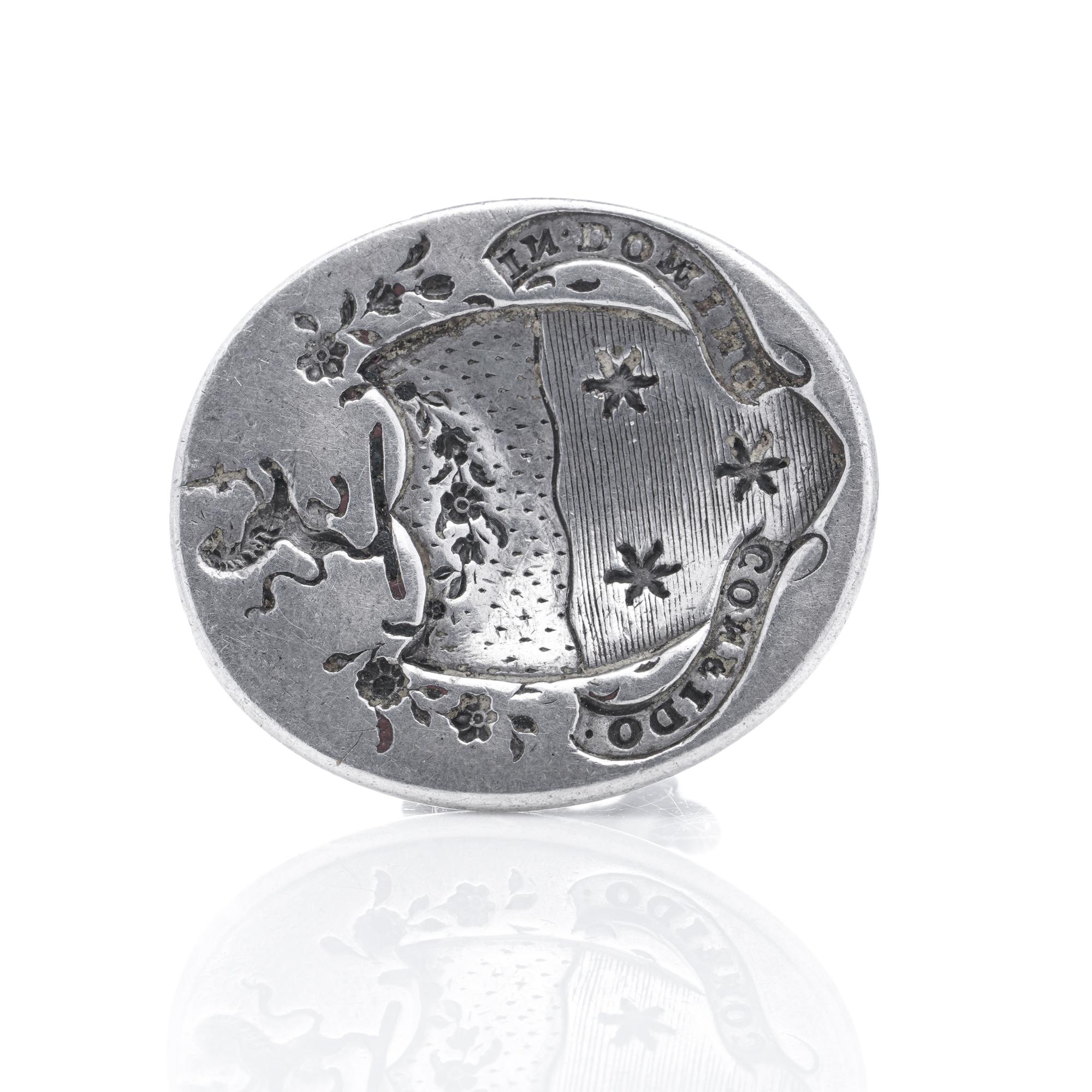 Voici une pièce remarquable : le sceau de cire en argent géorgien de Hester Bateman. Orné du lion passant et des marques HB, ce sceau mesure 2,5 cm de haut pour 1,8 cm de large et pèse 10 grammes au total.

Il s'agit d'un exquis sceau de porte en