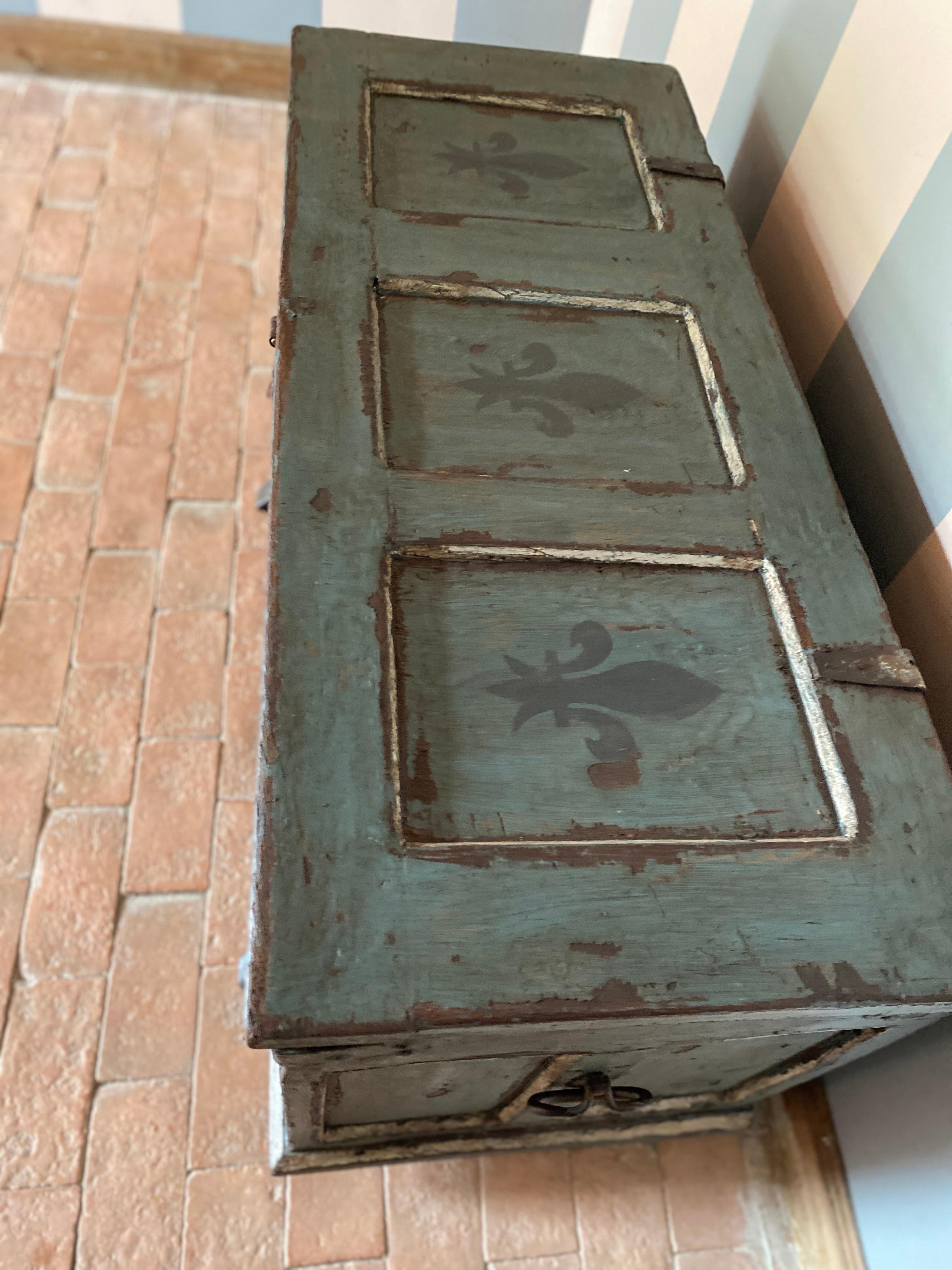 18th century wedding chest patina  In Excellent Condition For Sale In Somme-Leuze, BE