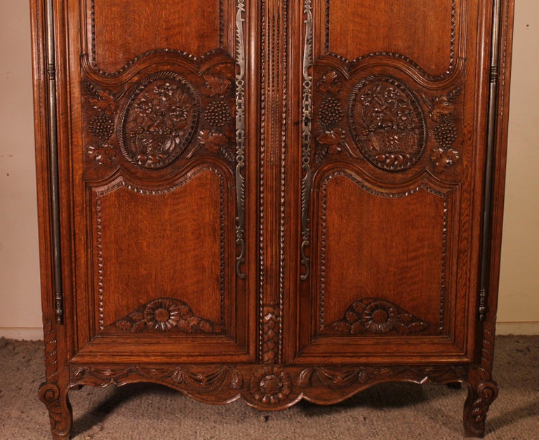 Armoire de mariage en chêne du XVIIIe siècle de France En vente sur 1stDibs
