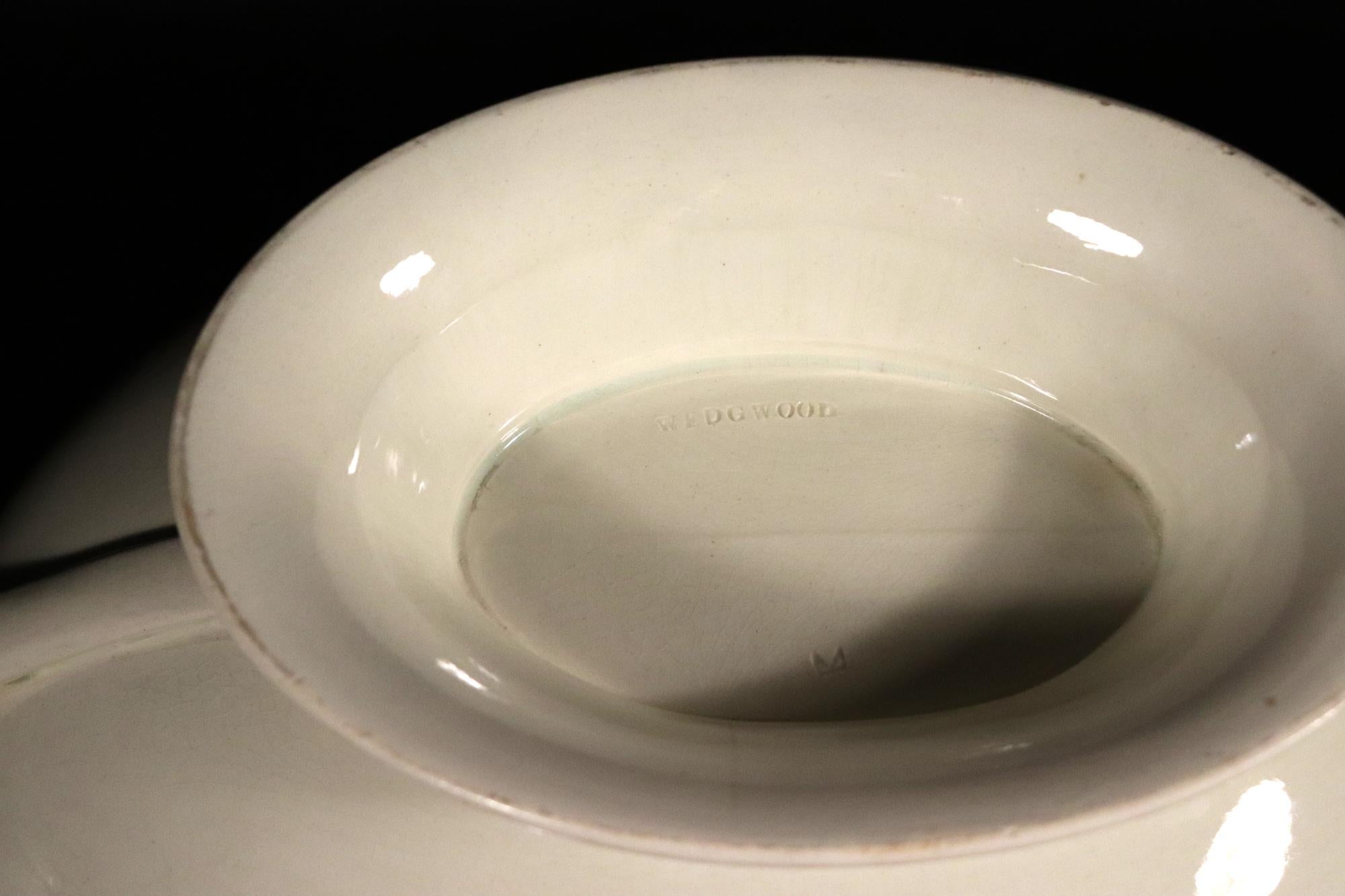 18th-century Wedgwood Creamware Tureen, Cover & Stand For Sale 5