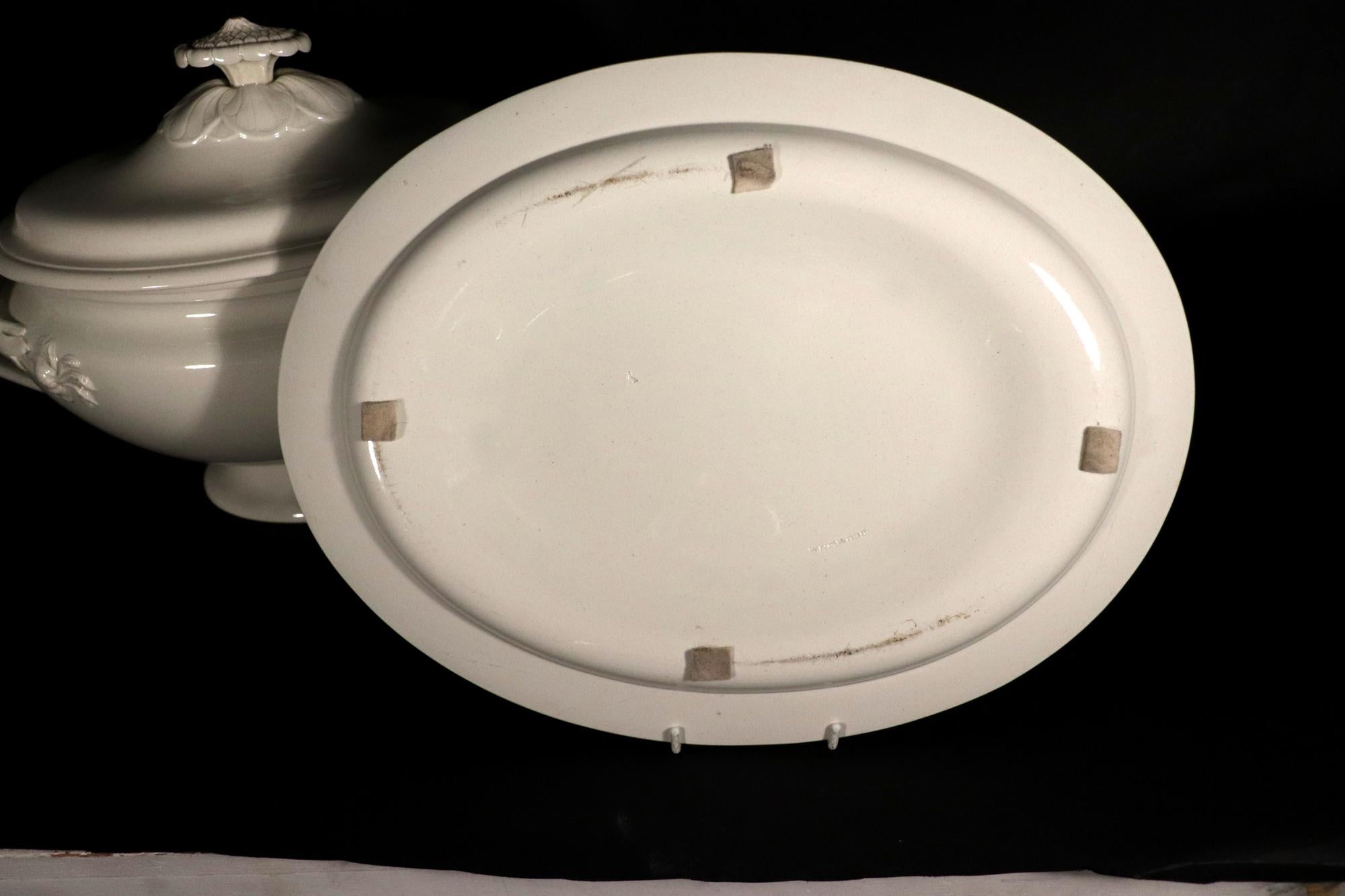 18th-century Wedgwood Creamware Tureen, Cover & Stand For Sale 6