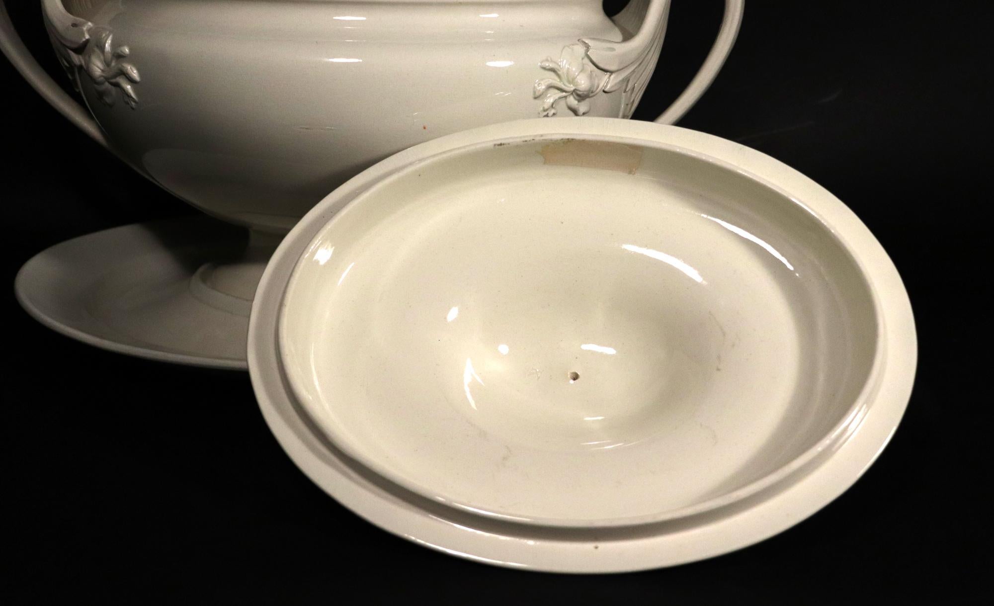 18th-century Wedgwood Creamware Tureen, Cover & Stand For Sale 8