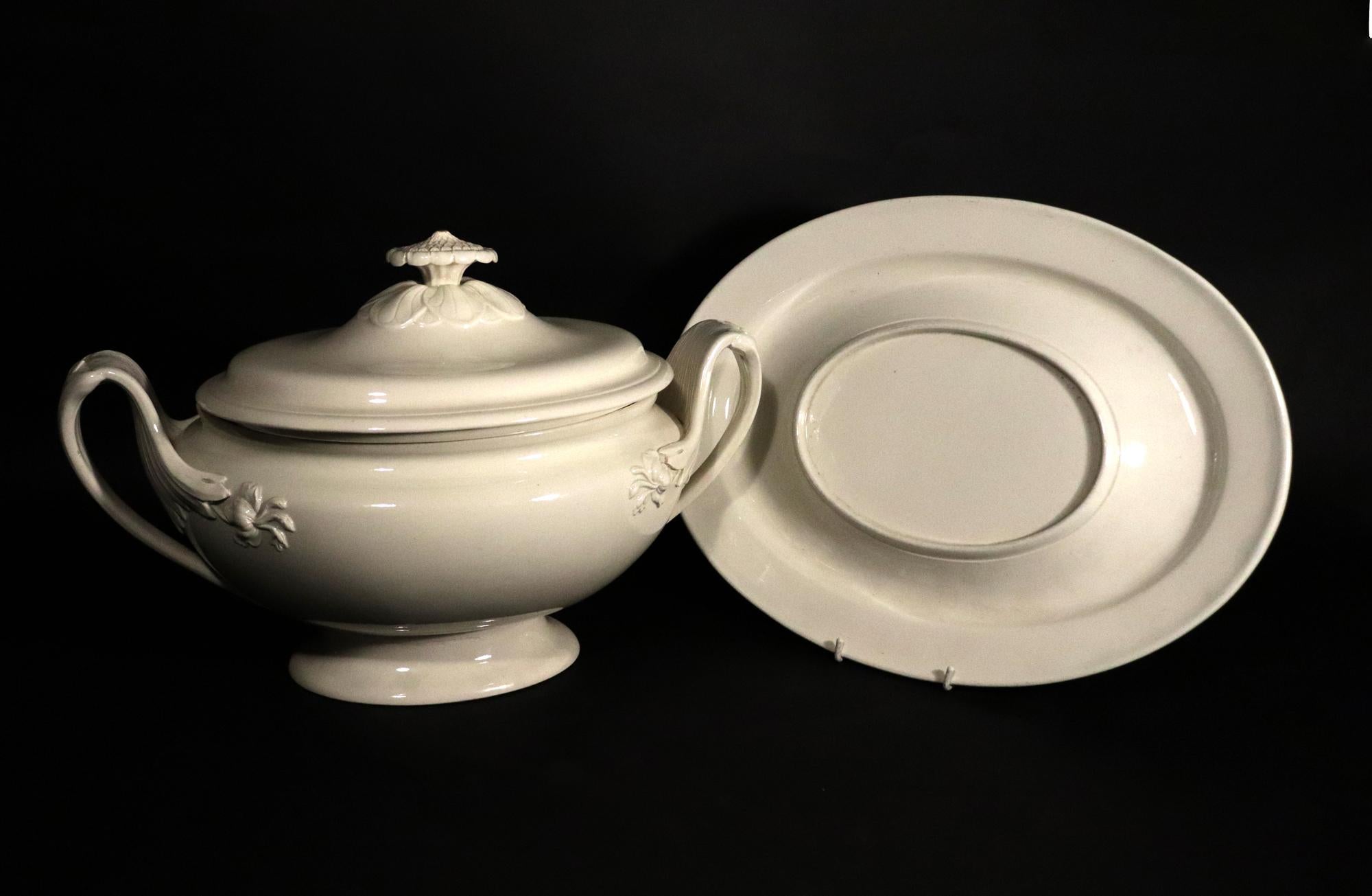 Neoclassical 18th-century Wedgwood Creamware Tureen, Cover & Stand For Sale