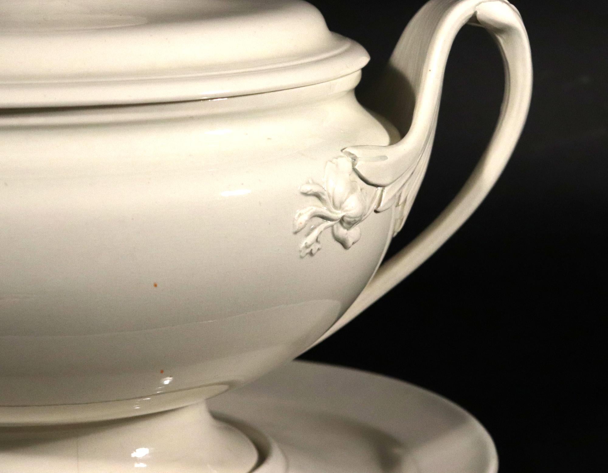 English 18th-century Wedgwood Creamware Tureen, Cover & Stand For Sale