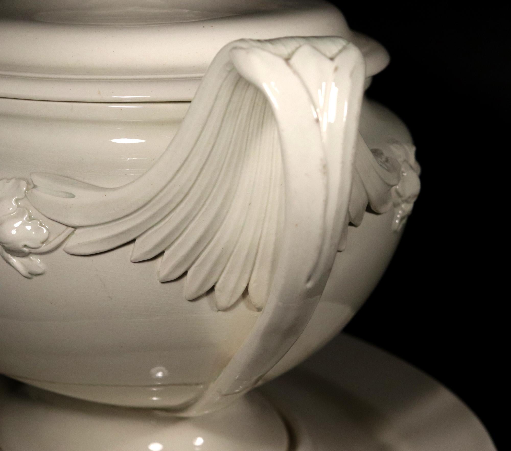 18th-century Wedgwood Creamware Tureen, Cover & Stand In Good Condition For Sale In Downingtown, PA