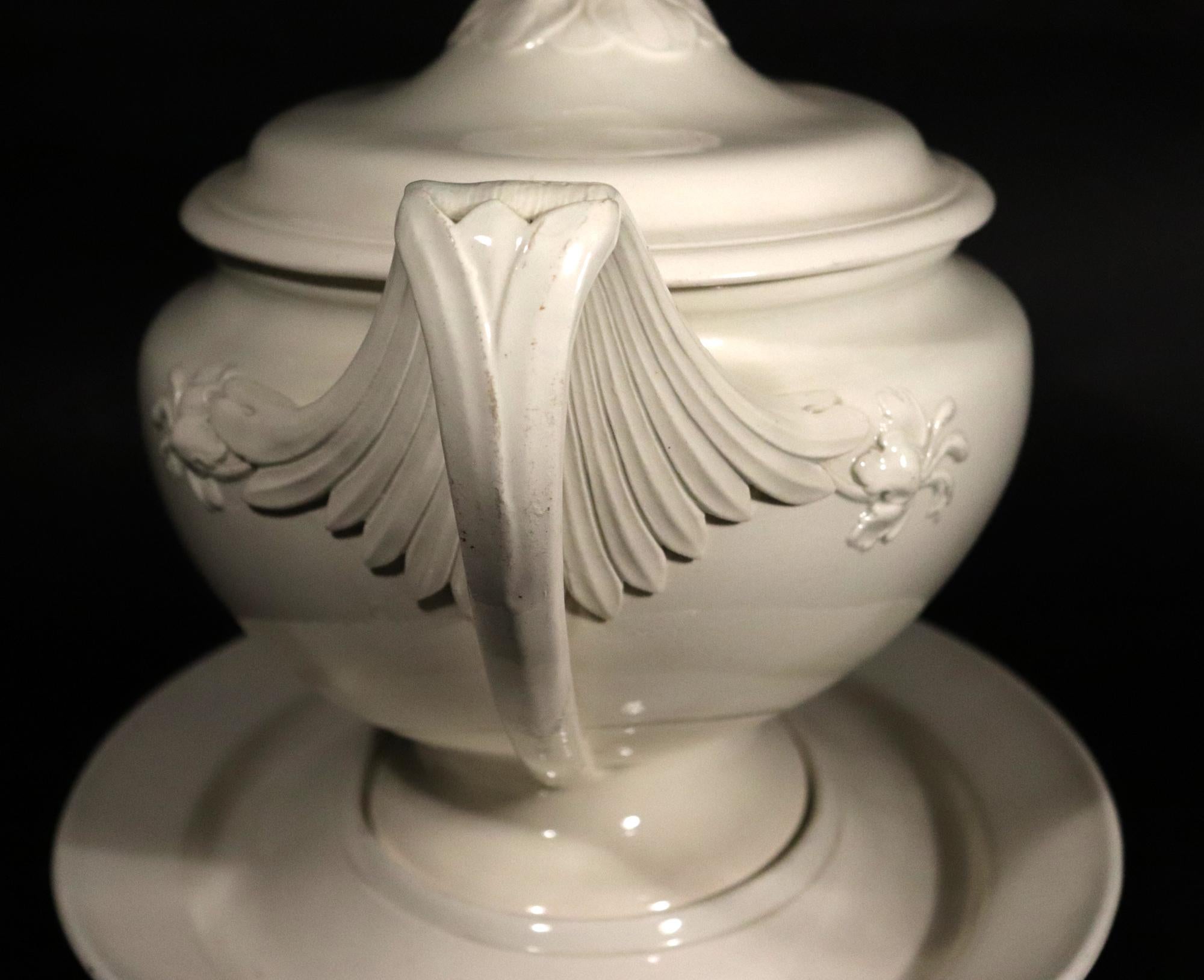 18th-century Wedgwood Creamware Tureen, Cover & Stand For Sale 1