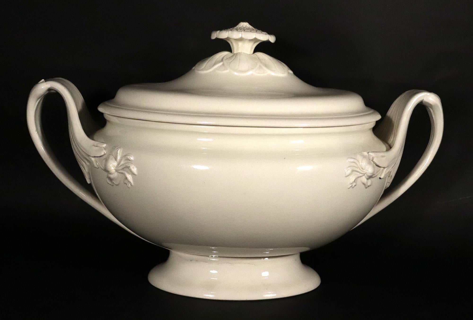 18th-century Wedgwood Creamware Tureen, Cover & Stand For Sale 3