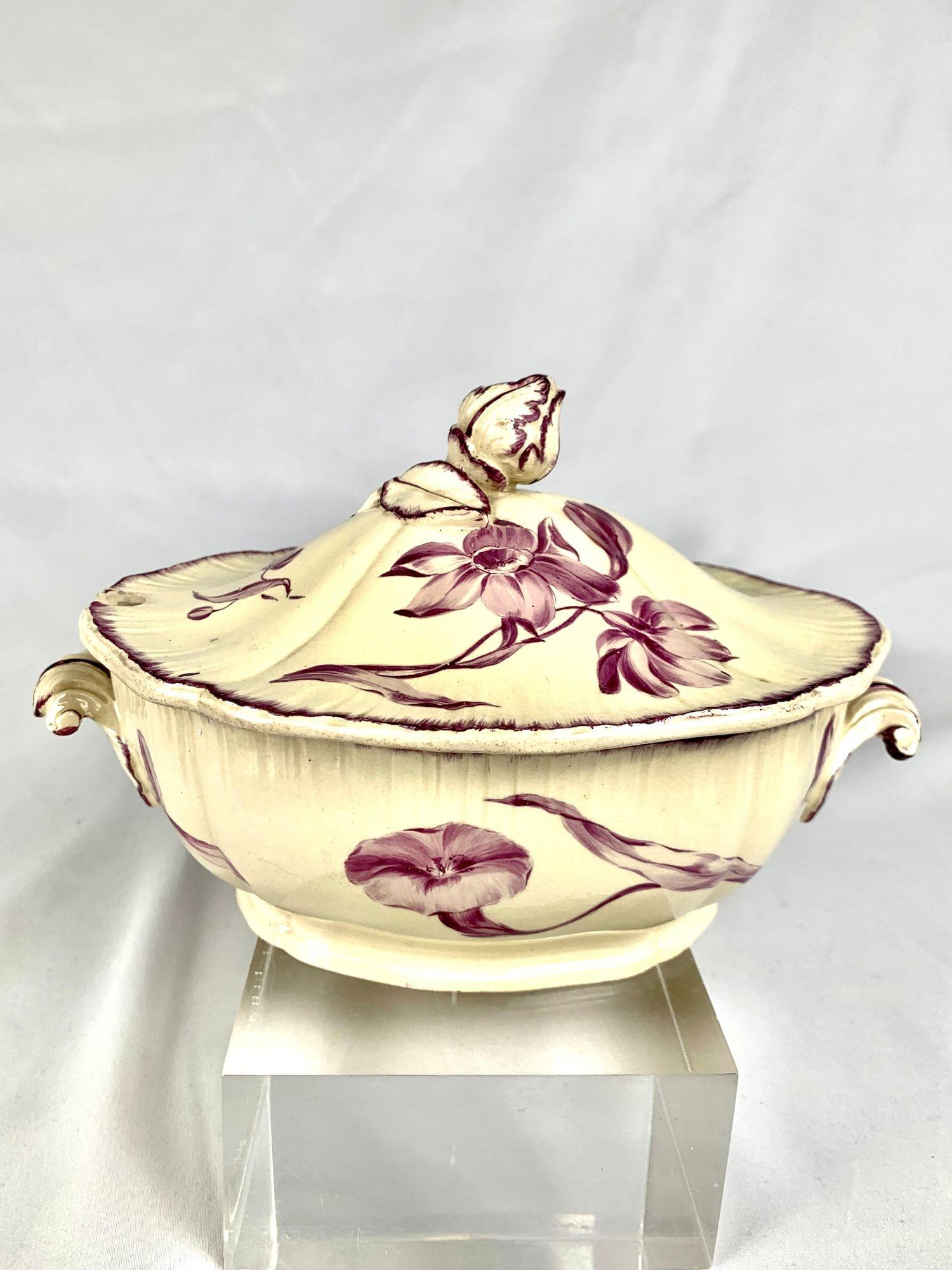 Cette soupière en creamware a été fabriquée par Wedgwood à Burslem, Staffordshire, Angleterre, vers 1765.
C'est ici que Josiah Wedgwood a commencé son activité de potier dans les années 1750.
La soupière a été peinte à la main par James