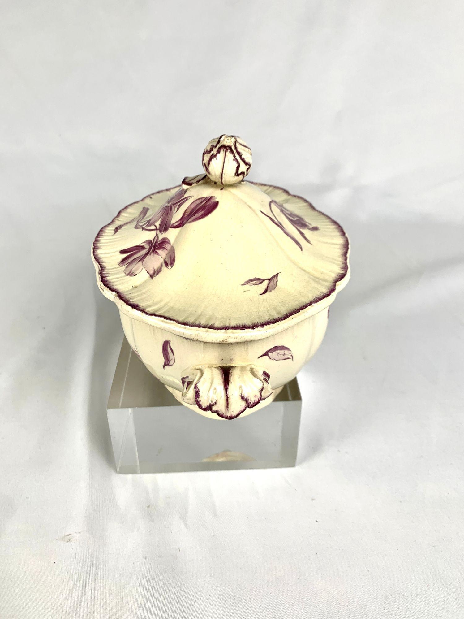 Soupière du 18ème siècle en Creamware de Wedgwood peinte à la main par Bakewell England Ca. 1765 Excellent état - En vente à Katonah, NY