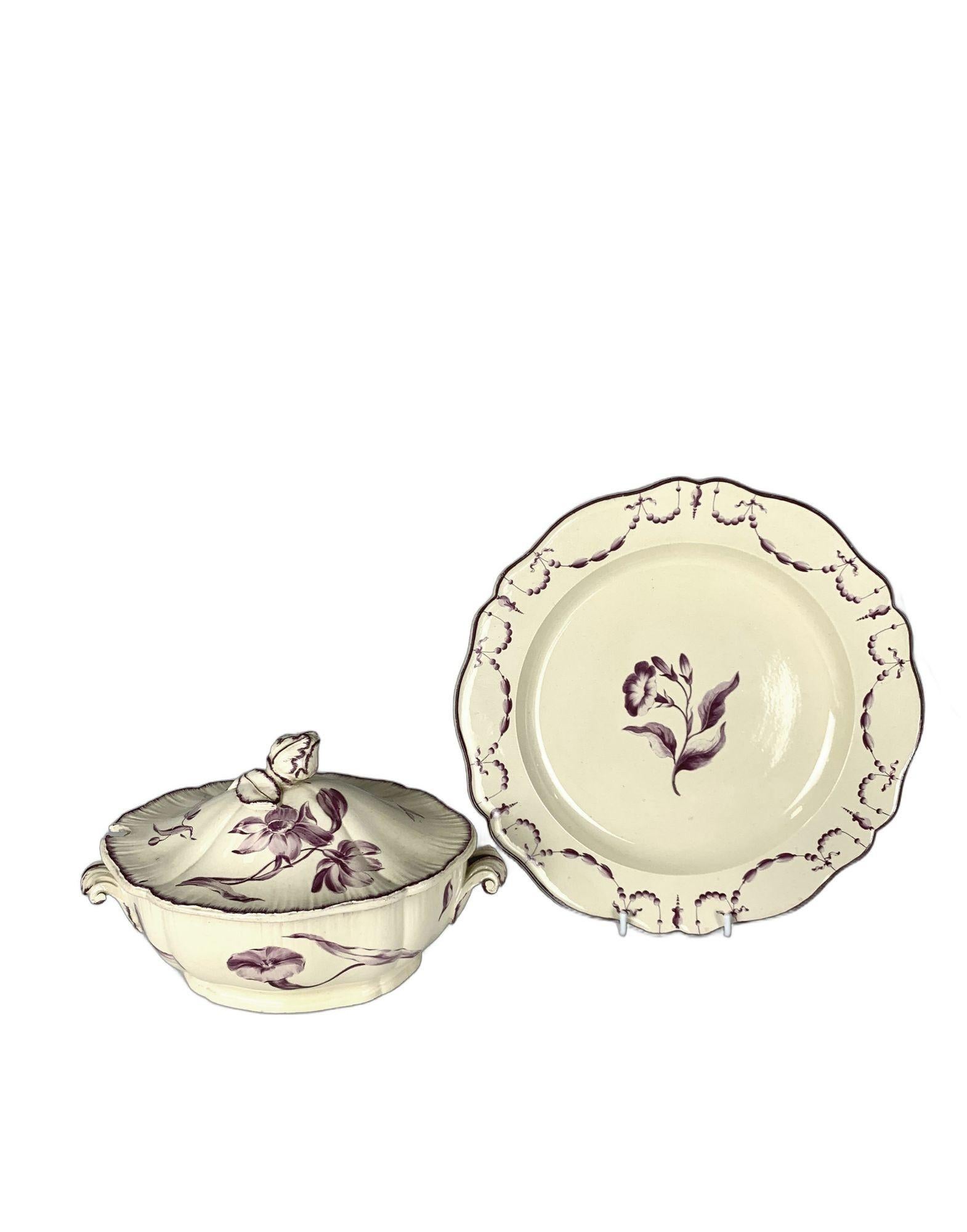 Esta rara sopera de cerámica cremosa Wedgwood del siglo XVIII y su plato a juego se fabricaron en la fábrica Wedgwood de Burslem, Staffordshire, Inglaterra, hacia 1765. Ambas piezas tienen tulipanes pintados a mano en rico esmalte morado por James
