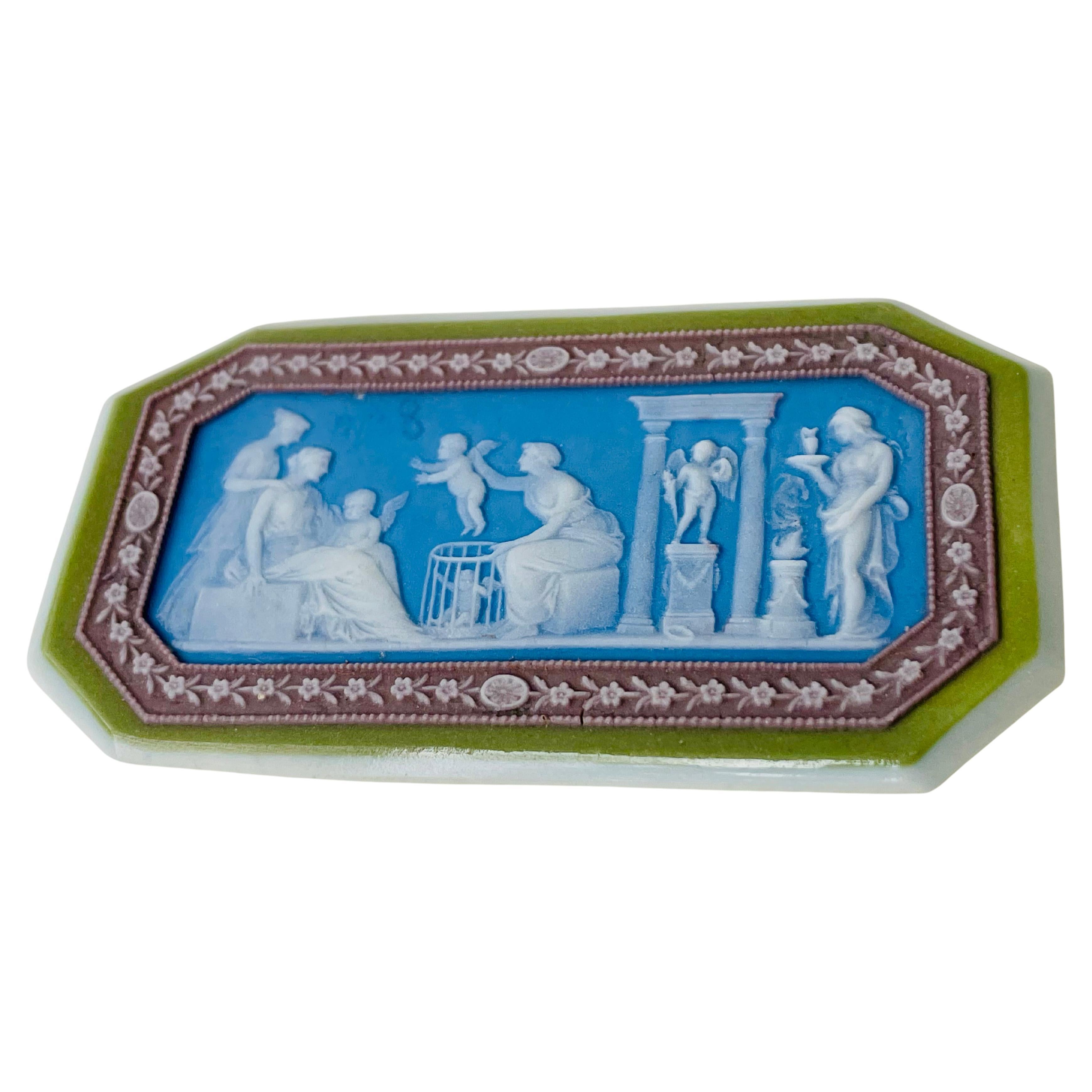 Etruria, Staffordshire, c. 1790, jaspe blanco octogonal con marco de inmersión de jaspe verde, borde de fondo lila con meandro floral de jaspe blanco, decoración central con fondo de inmersión azul, ramaje blanco que representa el Sacrificio a Eros