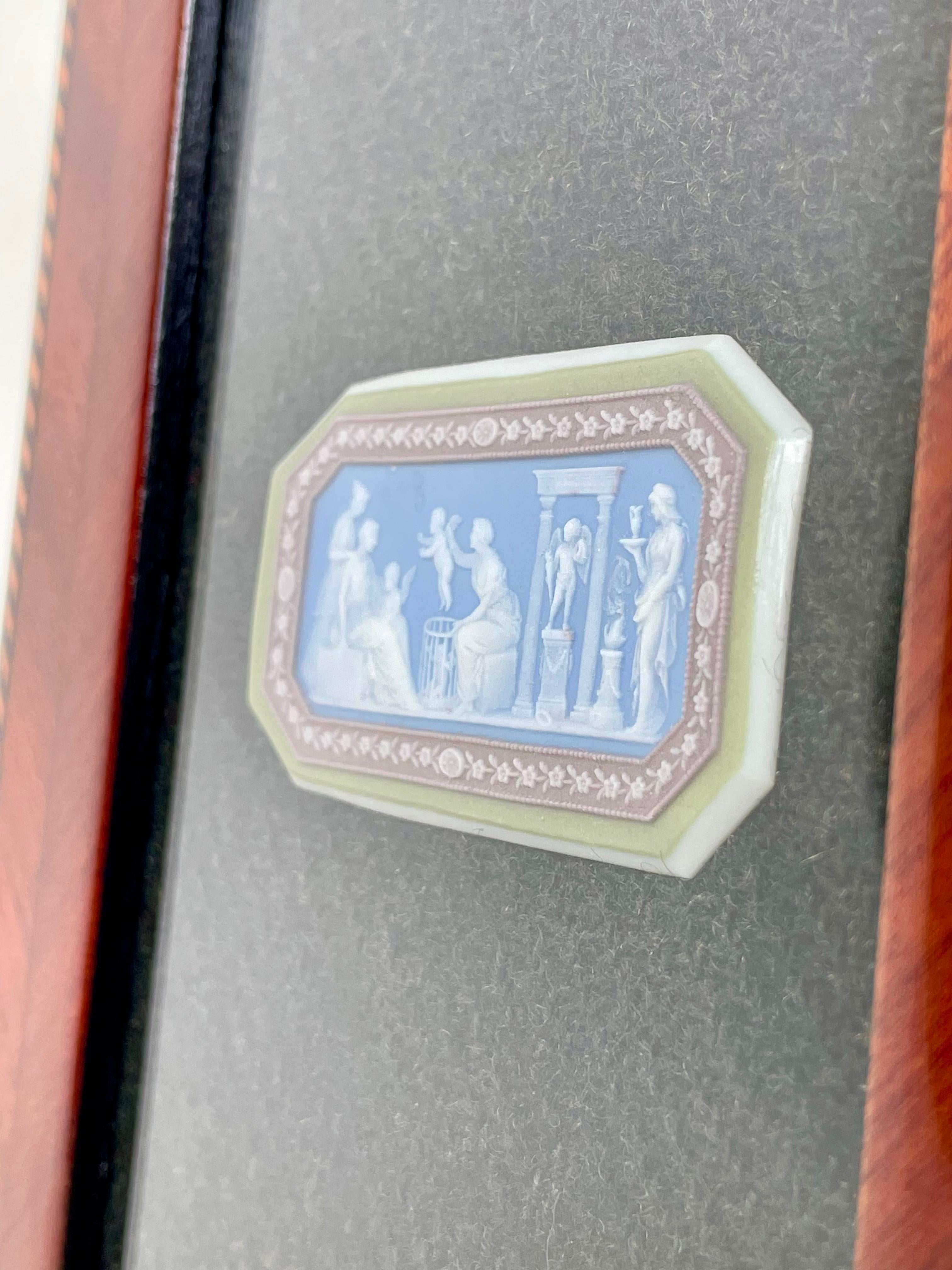 Medallón de gres con baño de jaspe de cuatro colores de Wedgwood del siglo XVIII Neoclásico en venta