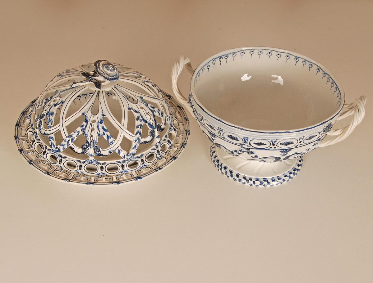 18th C.  Wedgwood Tableware Creamware Pearlware Chestnut Basket Mared Pierced For Sale 9
