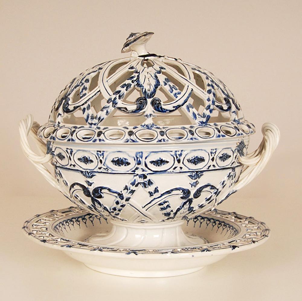 English 18th C.  Wedgwood Tableware Creamware Pearlware Chestnut Basket Mared Pierced For Sale