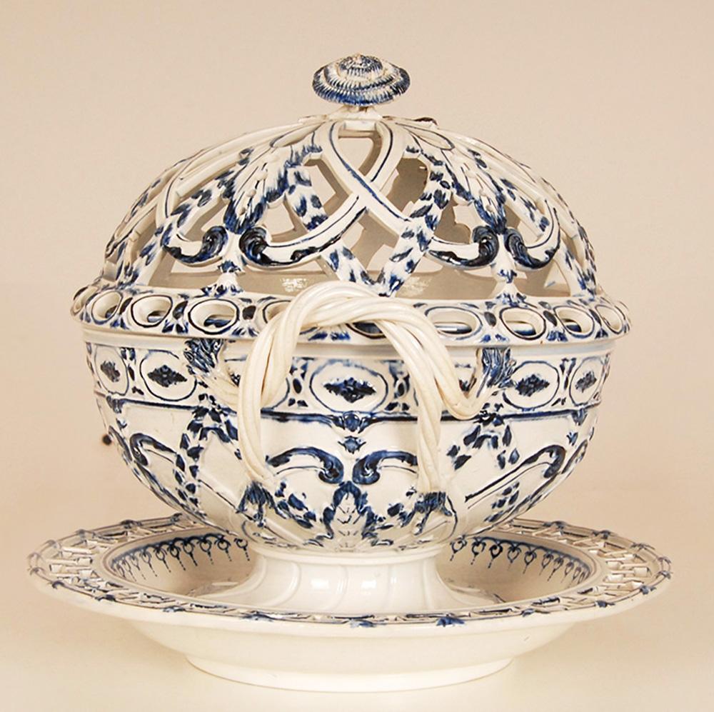 18th C.  Wedgwood Tableware Creamware Pearlware Chestnut Basket Mared Pierced In Good Condition For Sale In Wommelgem, VAN