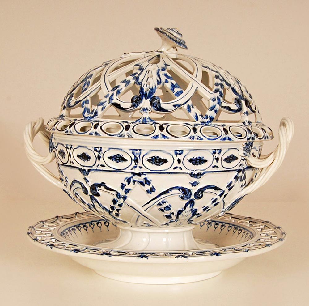 18th C.  Wedgwood Tableware Creamware Pearlware Chestnut Basket Mared Pierced For Sale 1
