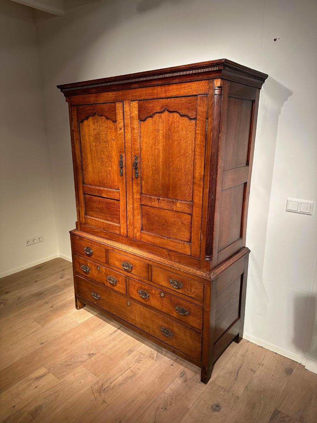 Beautiful oak Welsh cabinet from the 18th century. In perfect condition and beautiful patina. This is a classic example of a Welsh oak cabinet. This is characterized, among other things, by the fact that the 1st row of drawers are not real drawers