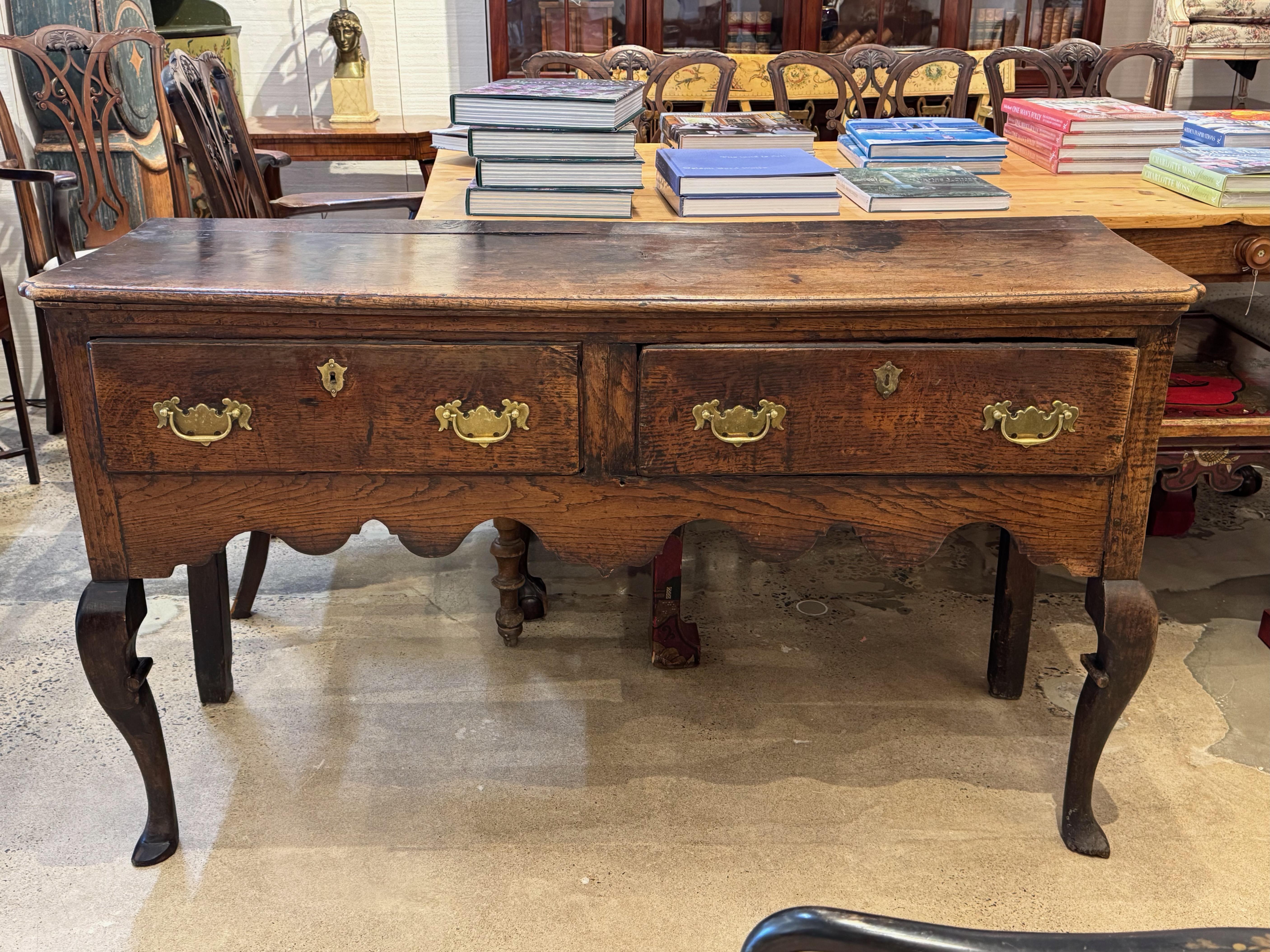 Bellissima base per comò gallese del XVIII secolo in ricco rovere con tre cassetti sopra un grembiule sagomato. Il pezzo poggia su gambe anteriori cabriole e su supporti posteriori dritti, combinando utilità e linee aggraziate. I tiretti a