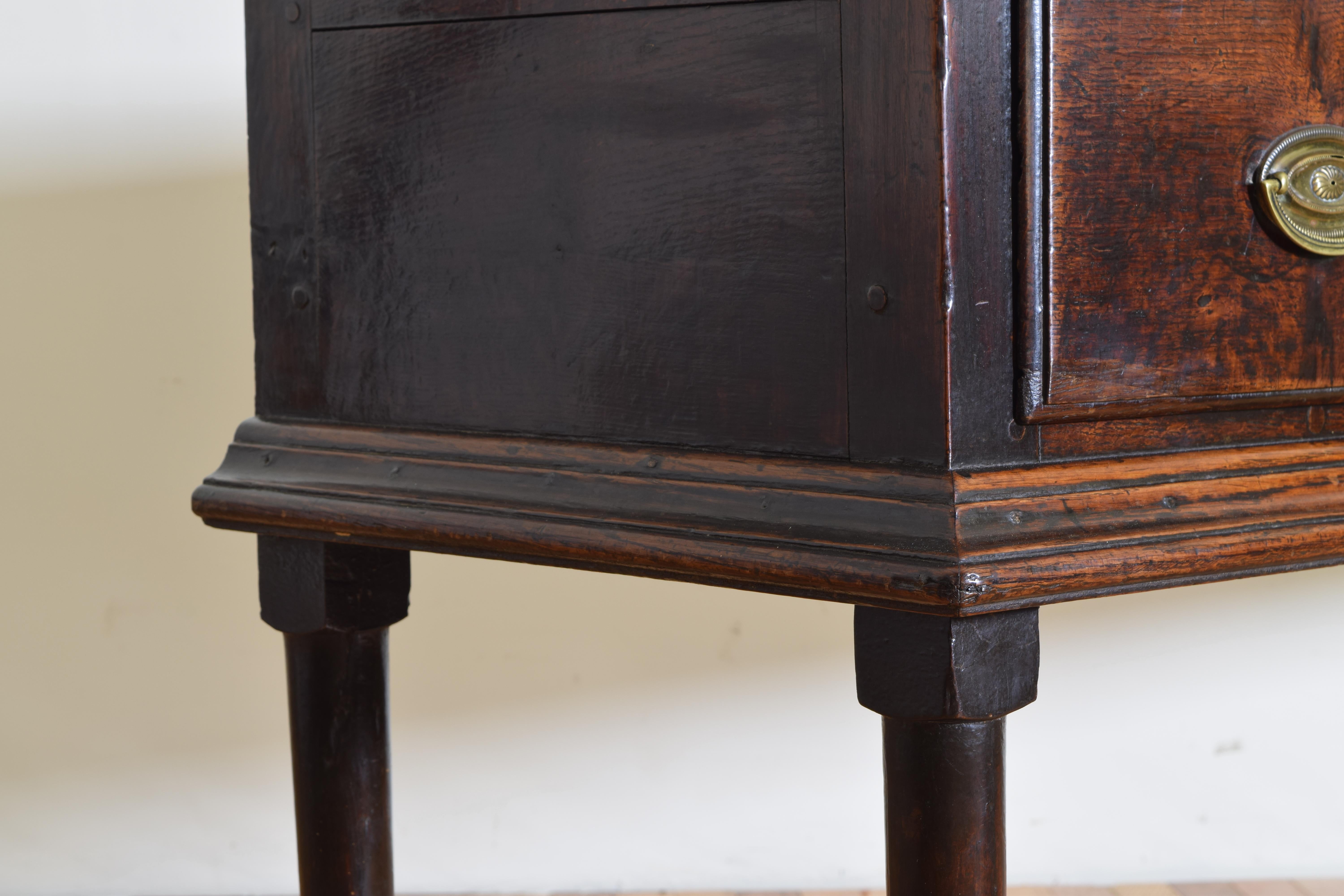 Welsh George II Period Oak 2-Drawer Dresser Base or Server, Mid-18th Century (18. Jahrhundert)