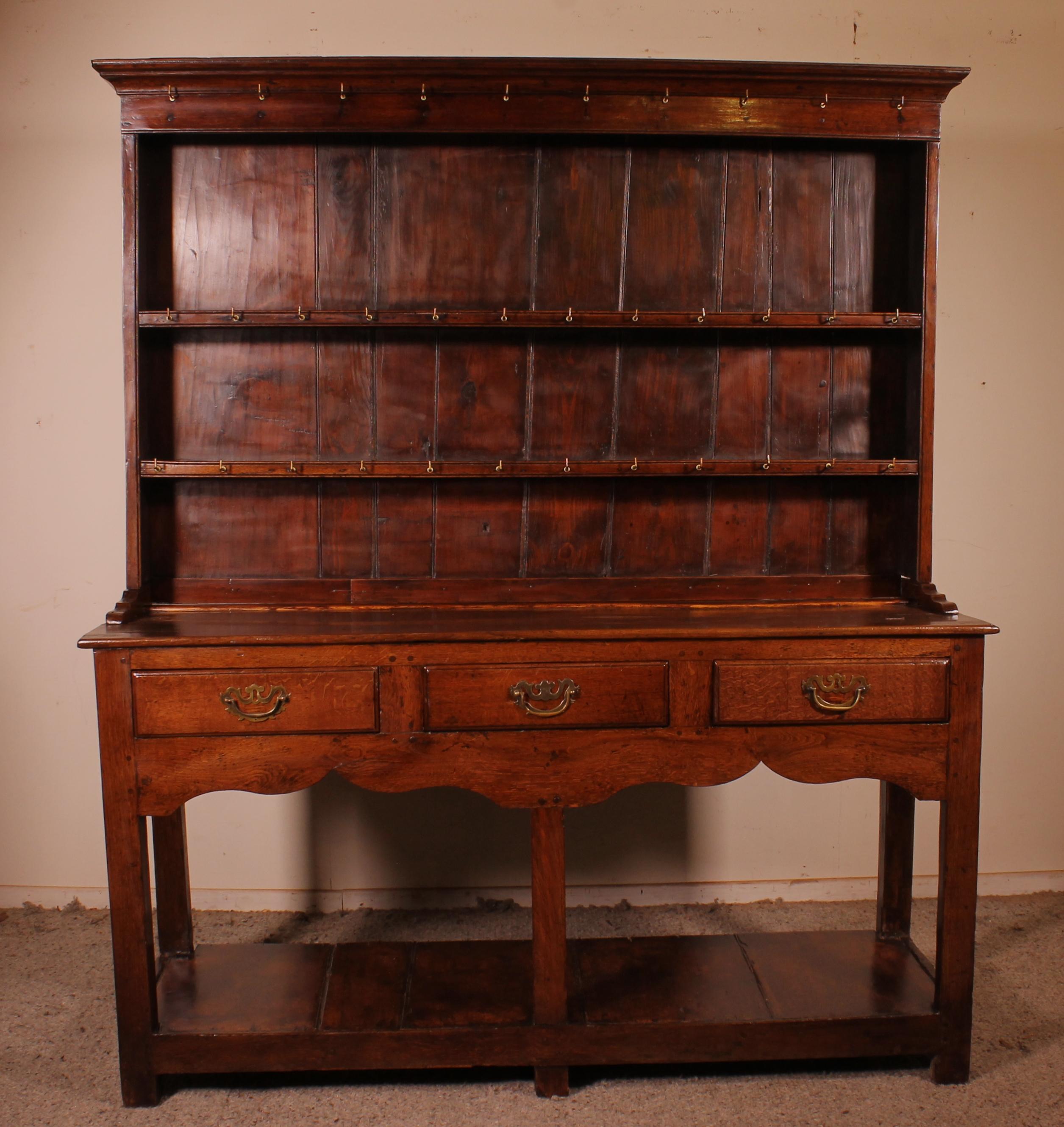 Superb 18th century Welsh dresser in oak
Very beautiful dresser from the Wales region (England), which is rare and uncommon
It is composed of three shelves for placing the plates as well as three rows of hooks
The bottom of the dresser is composed