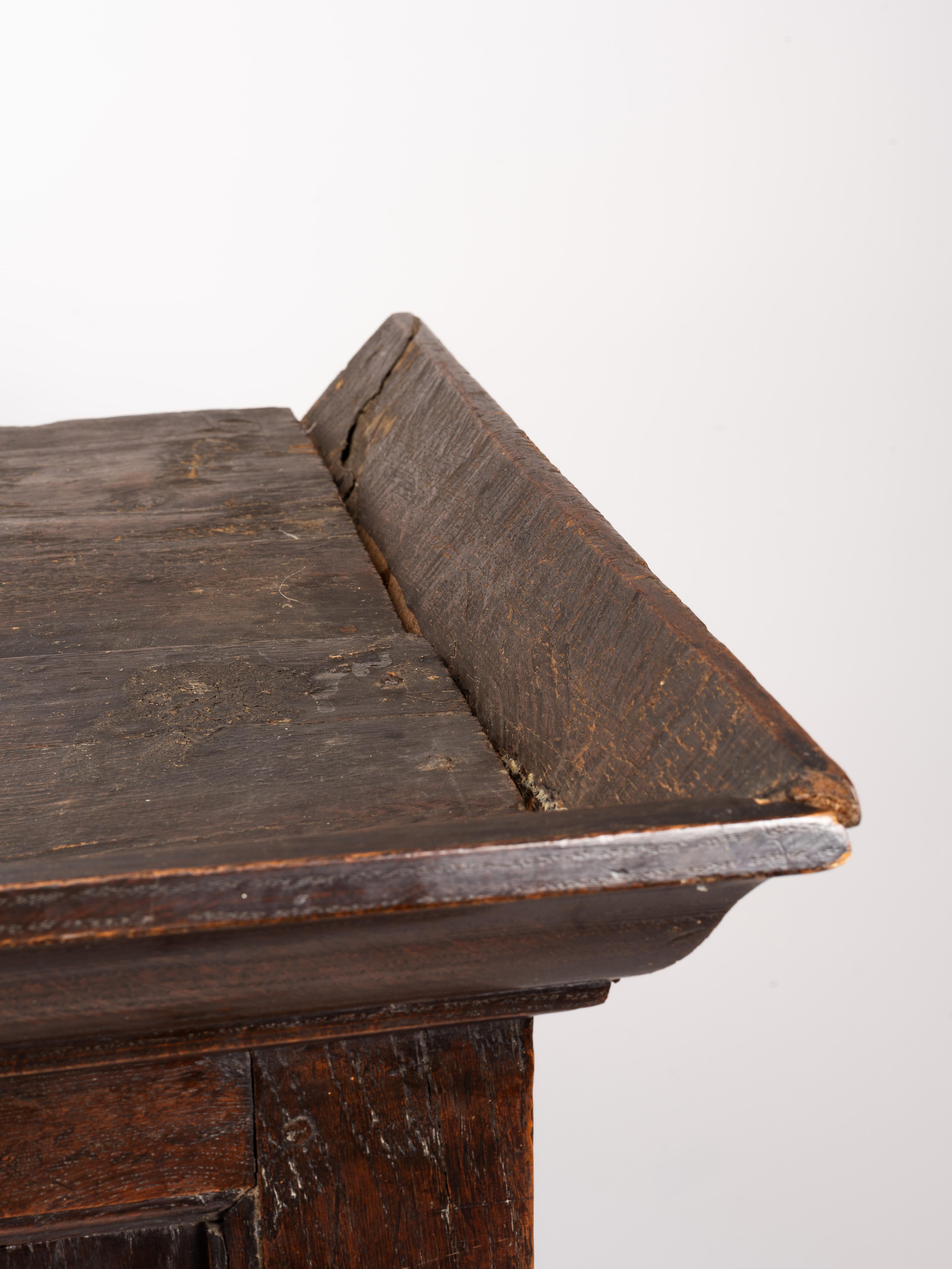 18th Century Welsh Oak Livery Linen Cupboard For Sale 4