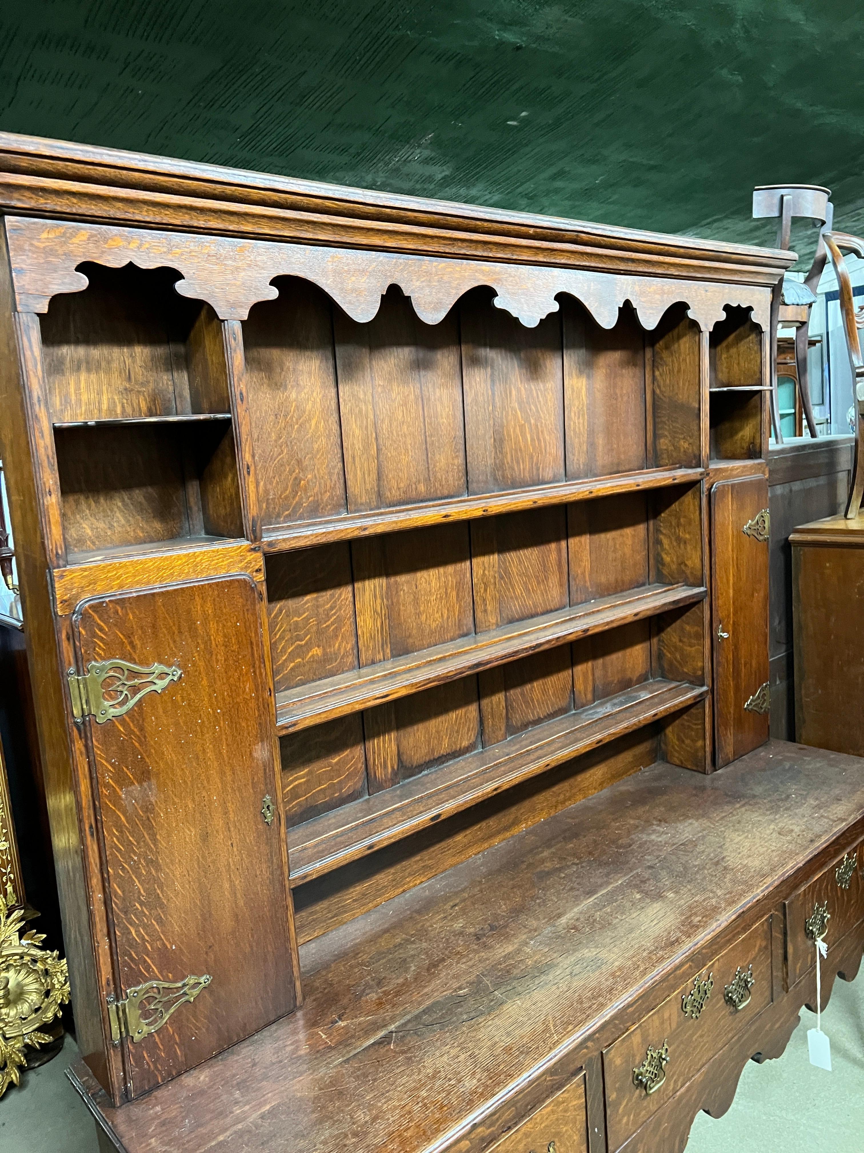 18th Century Welsh Queen Anne Style Oak Dresser and Rack  1800 In Good Condition In Roma, RM